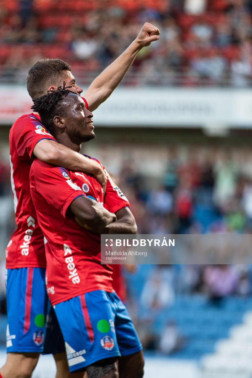 Helsingborgs Mamudu Moro jublar med lagkamrater efter att han gjort 2-1-målet under fotbollsmatchen i Superettan mellan Helsingborg och GAIS den 8 maj 2018 i Helsingborg.
