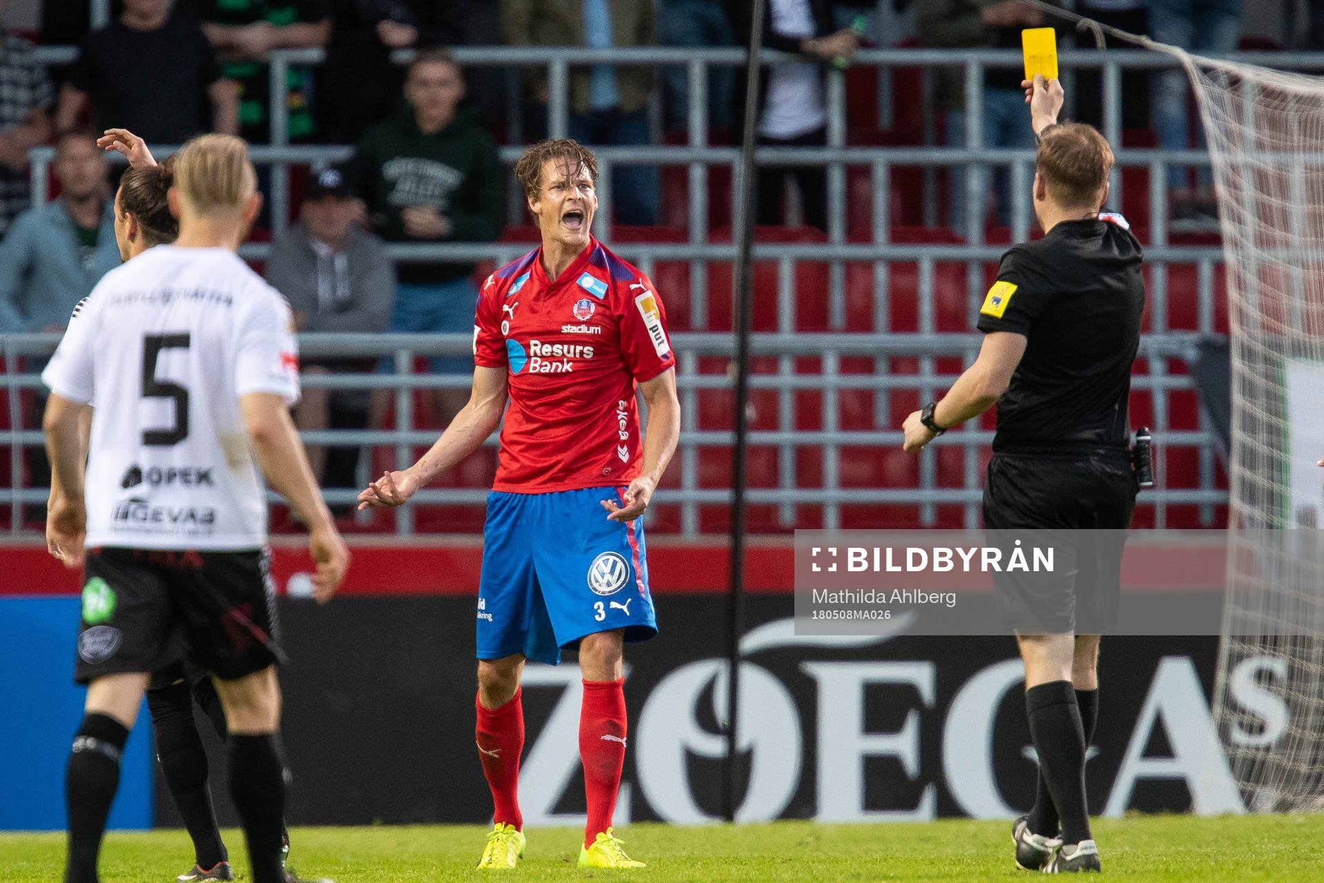 Helsingborgs Fredrik Liverstam reagerar mot ett domslut