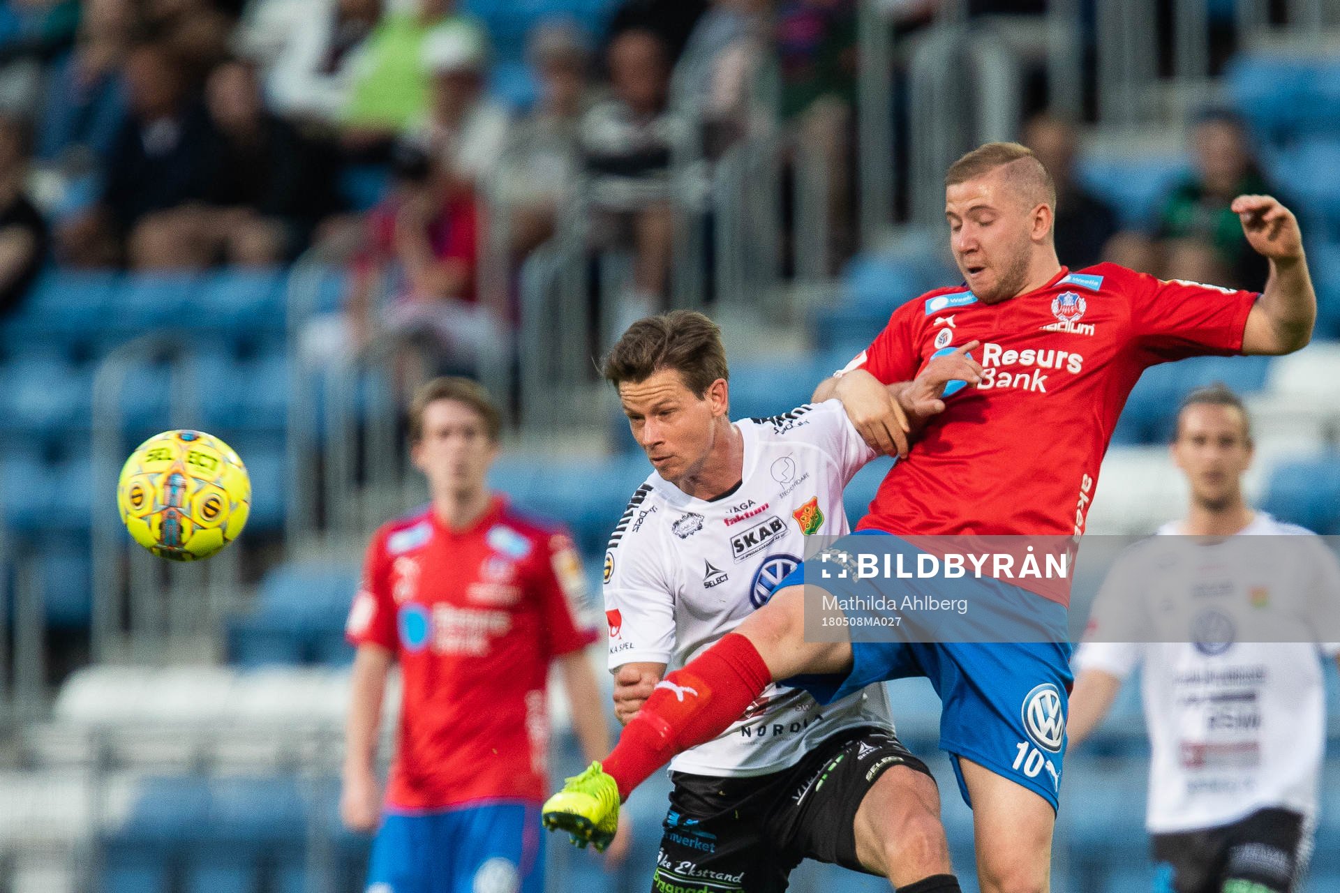 GAIS Dusan Djuric i kamp om bollen med Helsingborgs Darijan Bojanic under fotbollsmatchen i Superettan mellan Helsingborg och GAIS den 8 maj 2018 i Helsingborg.
