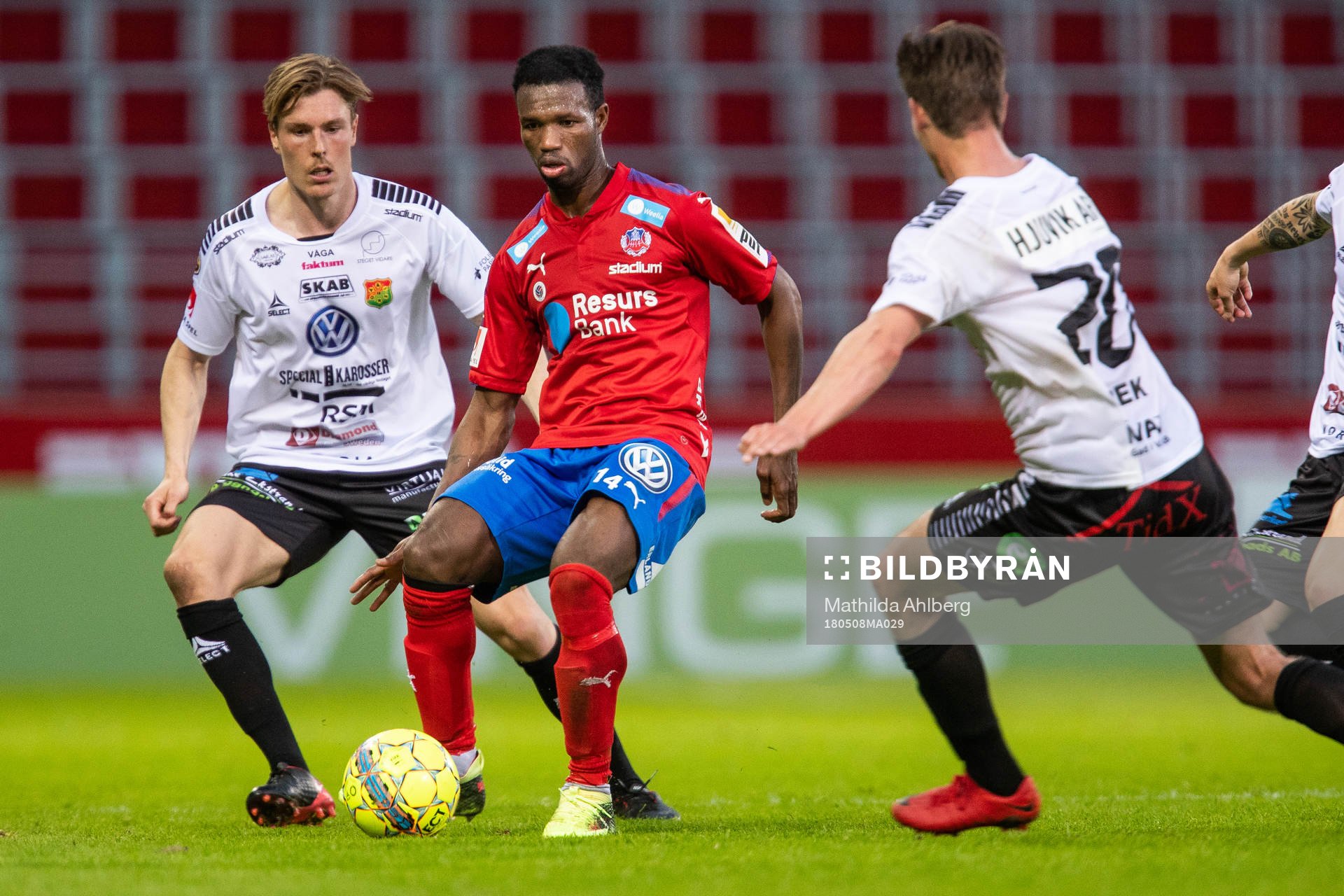 Helsingborgs Mohammed Abubakari går emellan GAIS Marcus