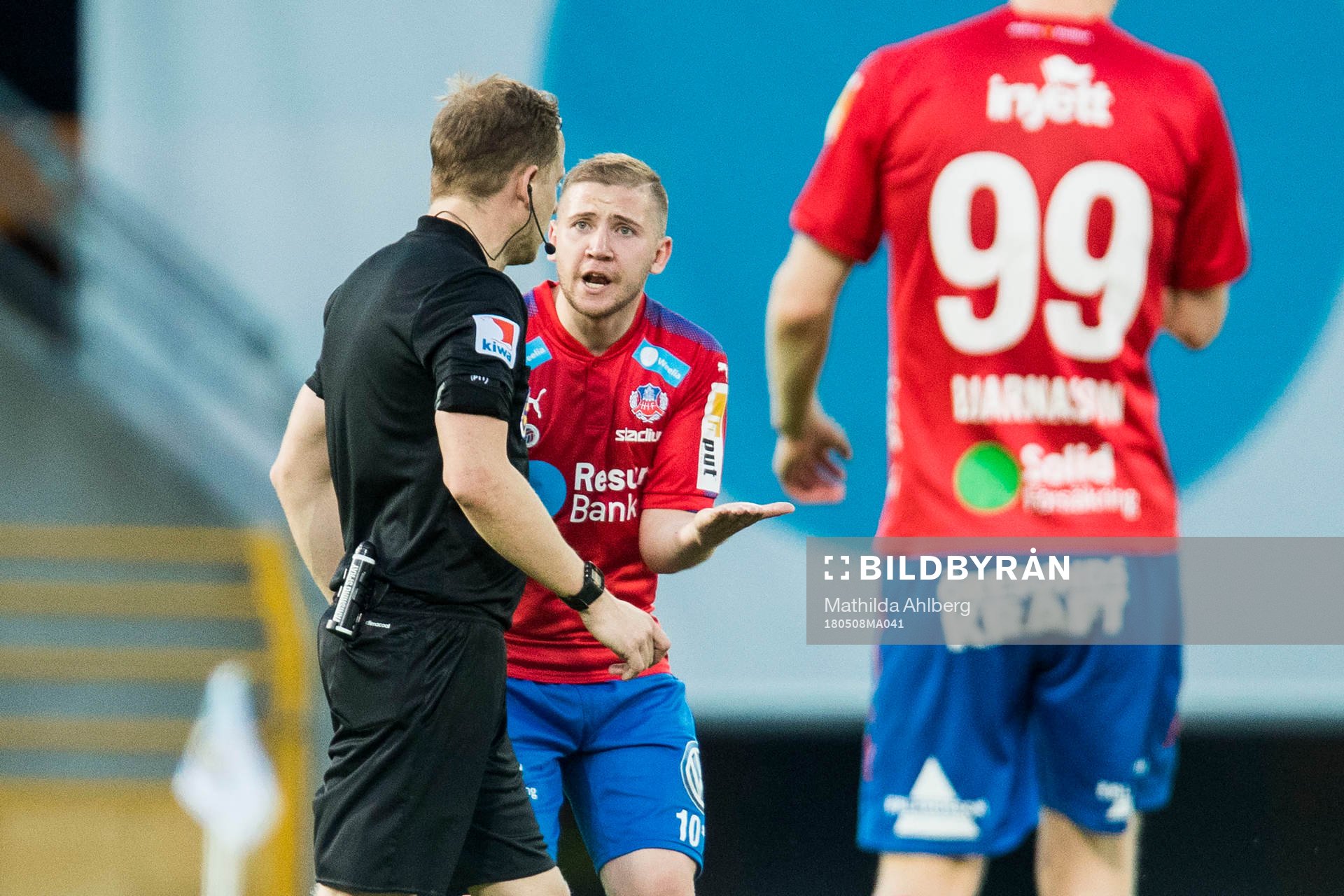 Helsingborgs Darijan Bojanic protesterar mot domslut