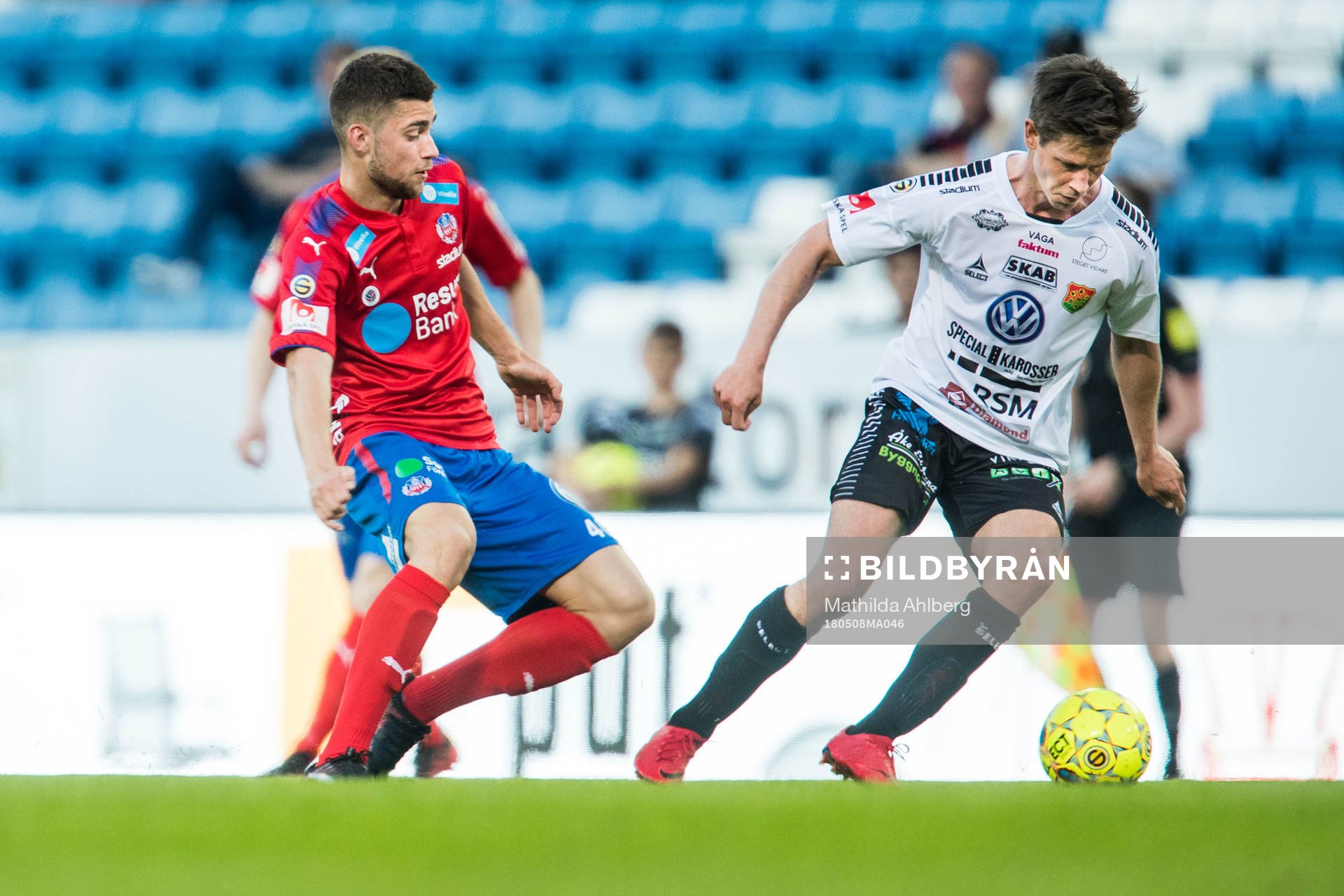 Helsingborgs Mattias Almeida Sundell och GAIS Dusan Djuric under fotbollsmatchen i Superettan mellan Helsingborg och GAIS den 8 maj 2018 i Helsingborg.
