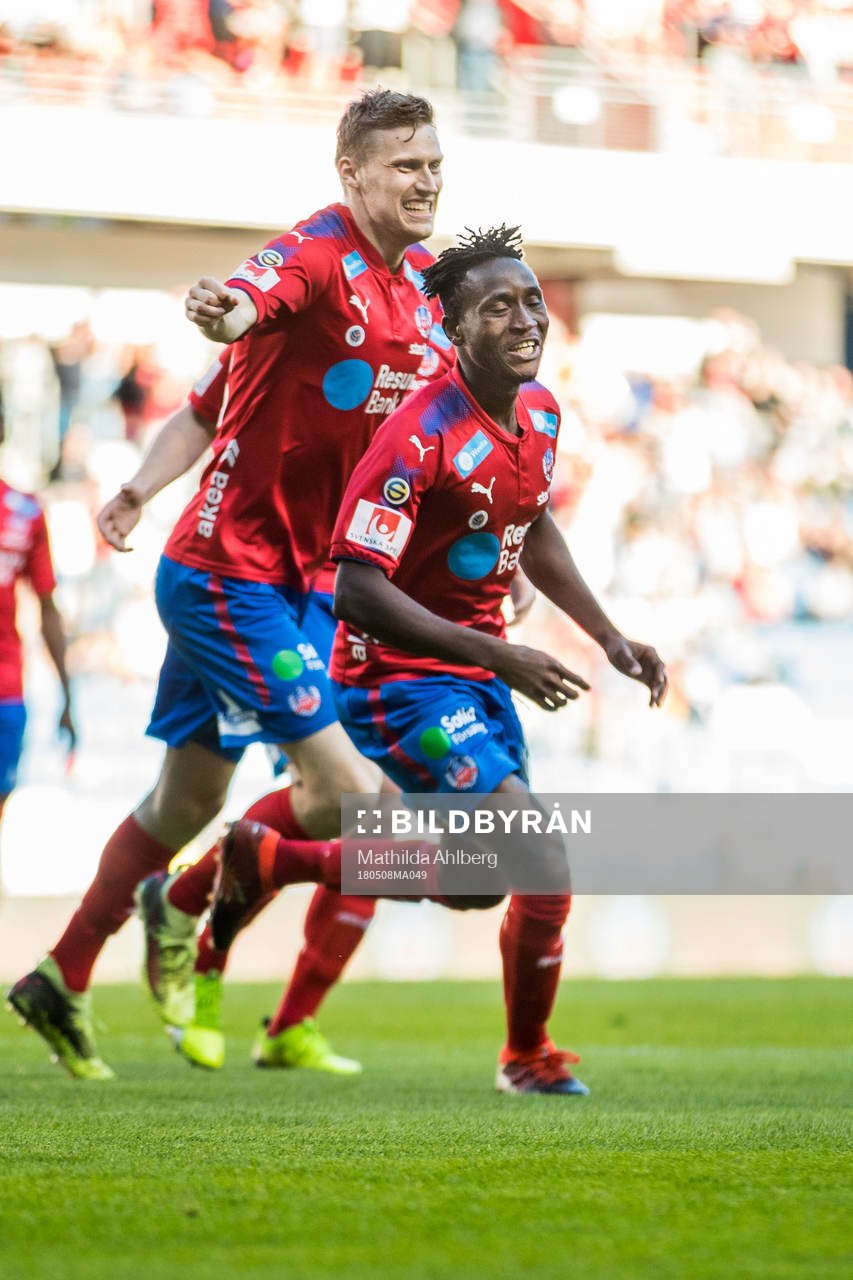Helsingborgs Abdri Runar Bjarnason och Mamudu Moro jublar under fotbollsmatchen i Superettan mellan Helsingborg och GAIS den 8 maj 2018 i Helsingborg.