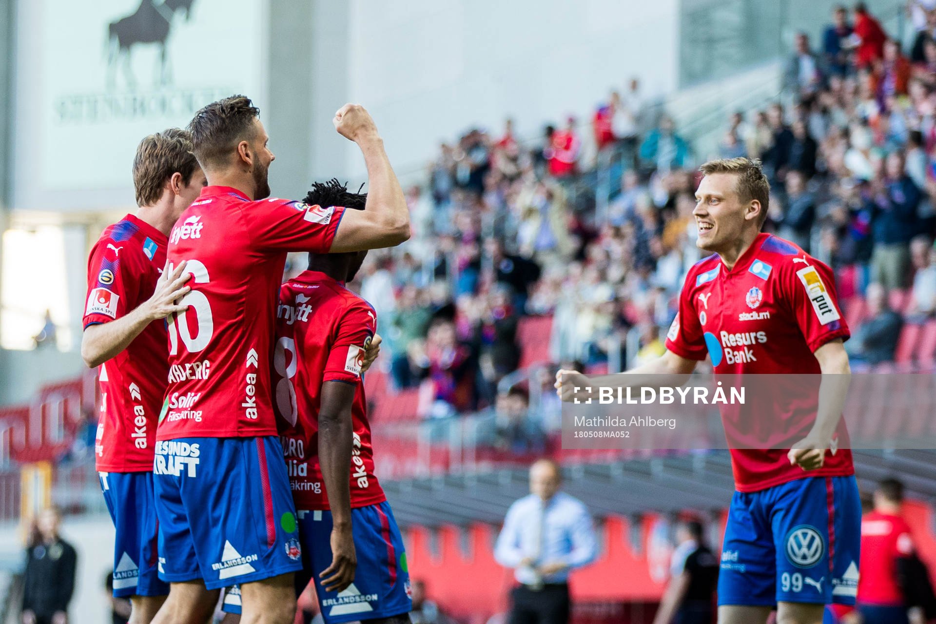 Helsingborgs Abdri Runar Bjarnason (v) jublar med lagkamrater under fotbollsmatchen i Superettan mellan Helsingborg och GAIS den 8 maj 2018 i Helsingborg.