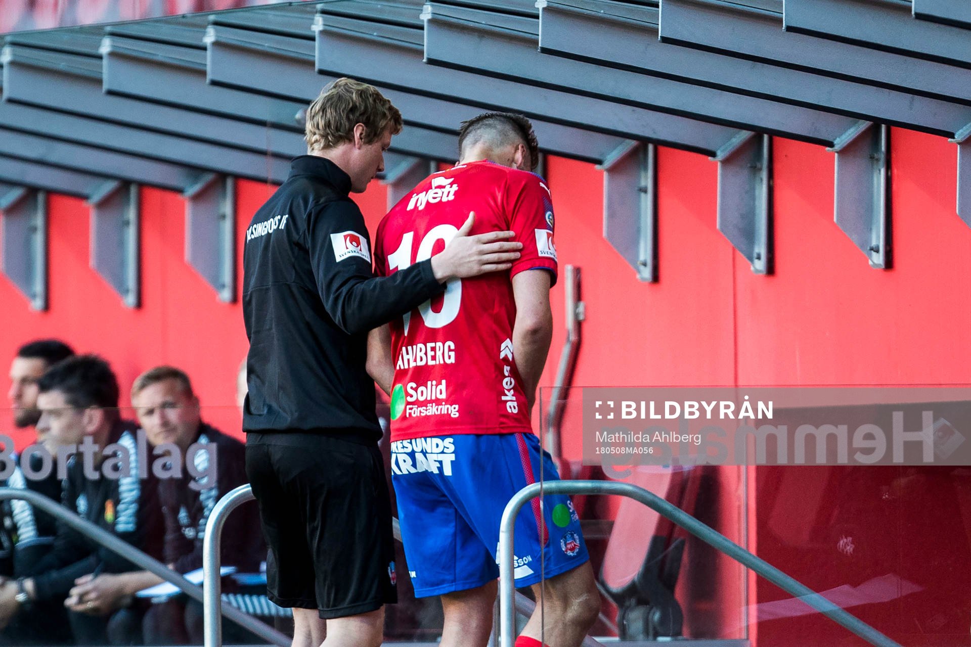 Helsingborgs Mikael Dahlberg lämnar planen skadad