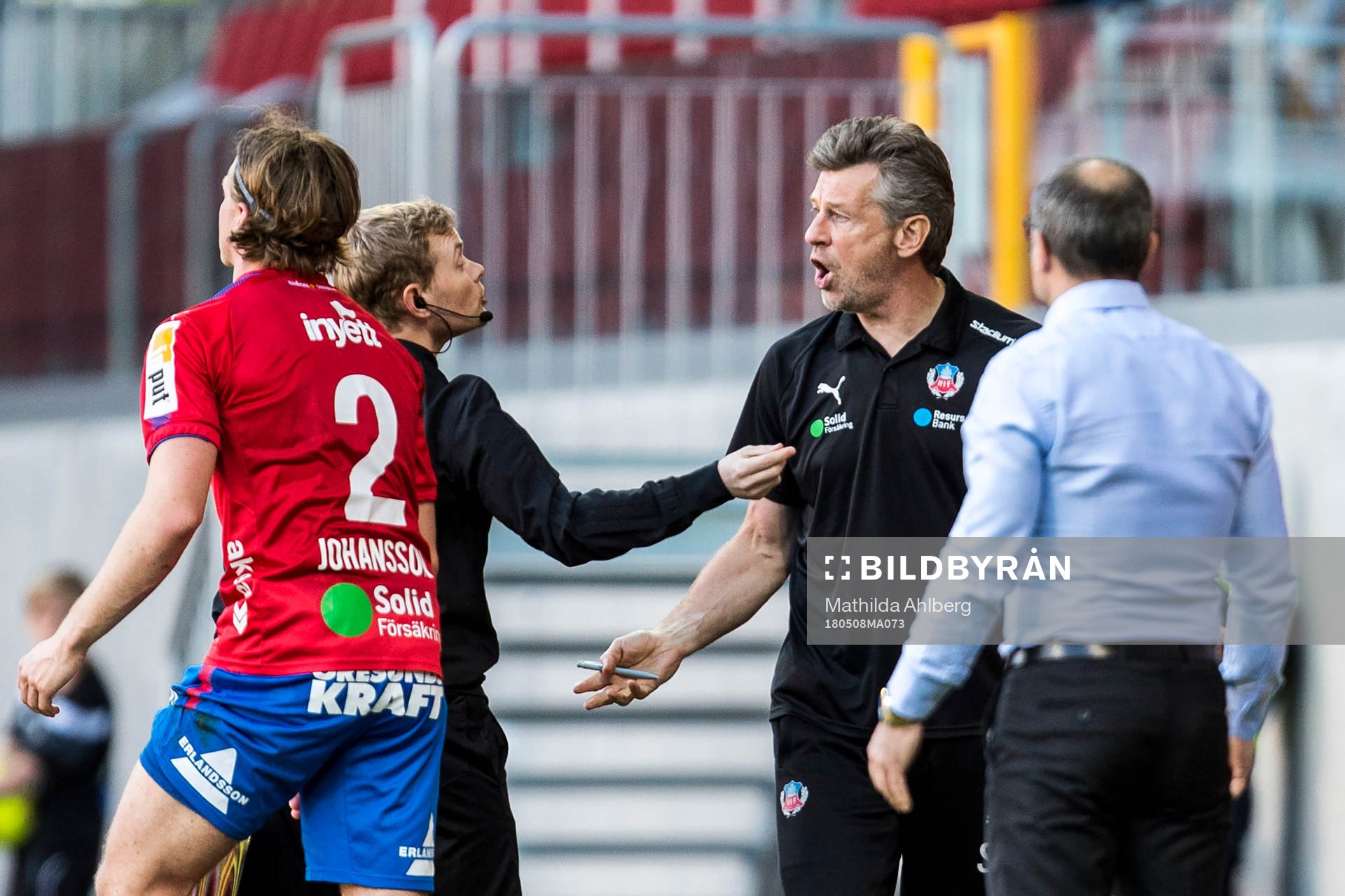 Helsingborgs målvaktstränare Sven Andersson protesterar