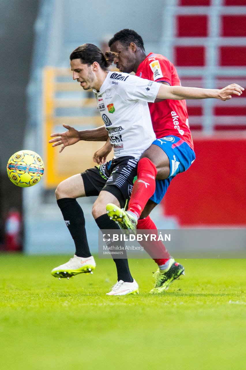 GAIS Stefan Ilic och Helsingborgs Mohammed Abubakari i duell