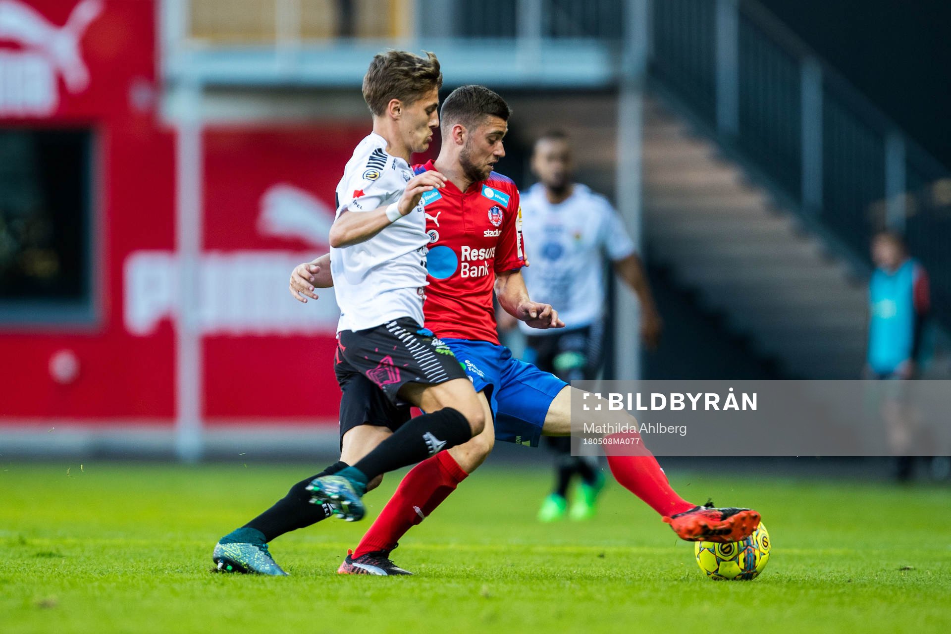 GAIS Erik Westermark och Helsingborgs Mattias Almeida Sundell under fotbollsmatchen i Superettan mellan Helsingborg och GAIS den 8 maj 2018 i Helsingborg.
