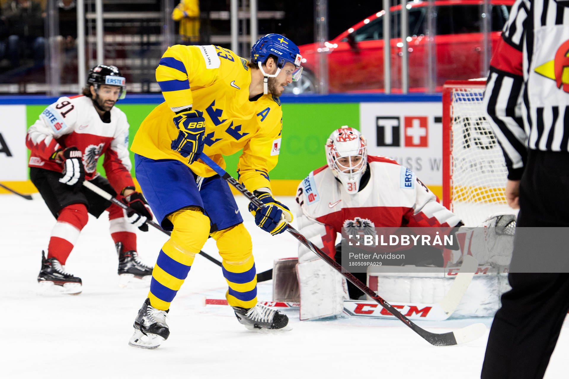 Sveriges Oliver Ekman Larsson och Österrikes målvakt