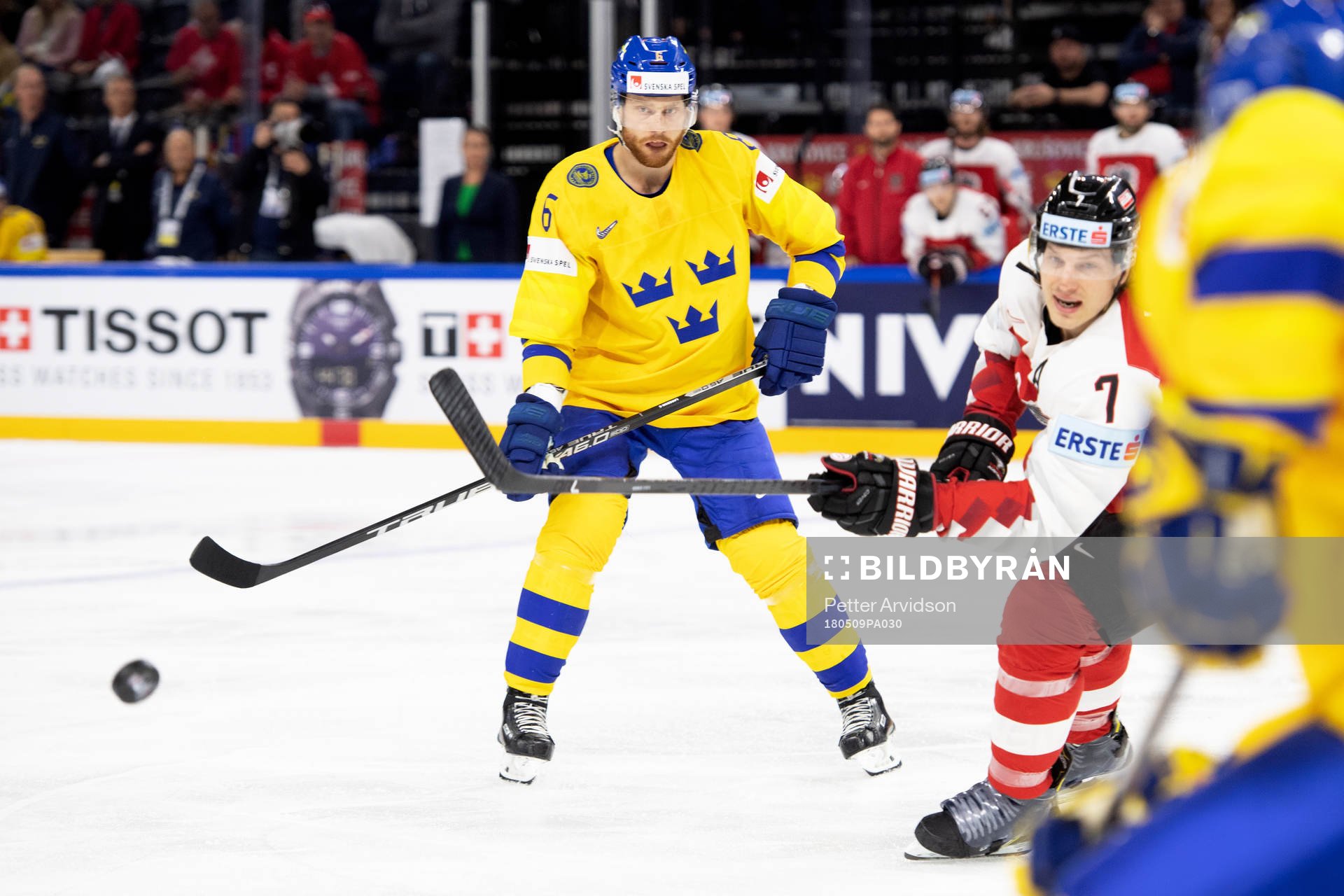 Sveriges Adam Larsson och Österrikes Brian Lebler