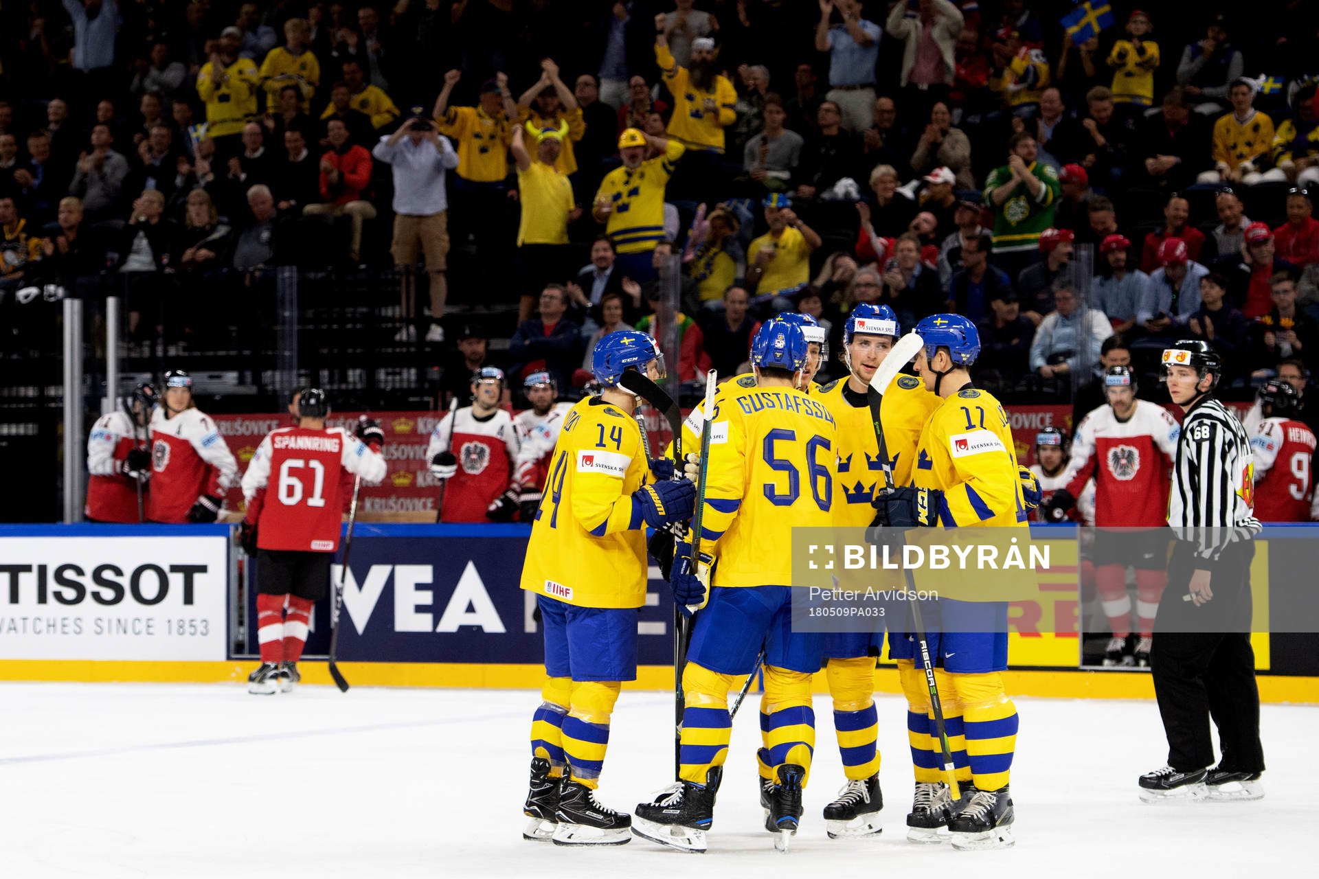 Sveriges Adrian Kempe jublar med lagkamrater