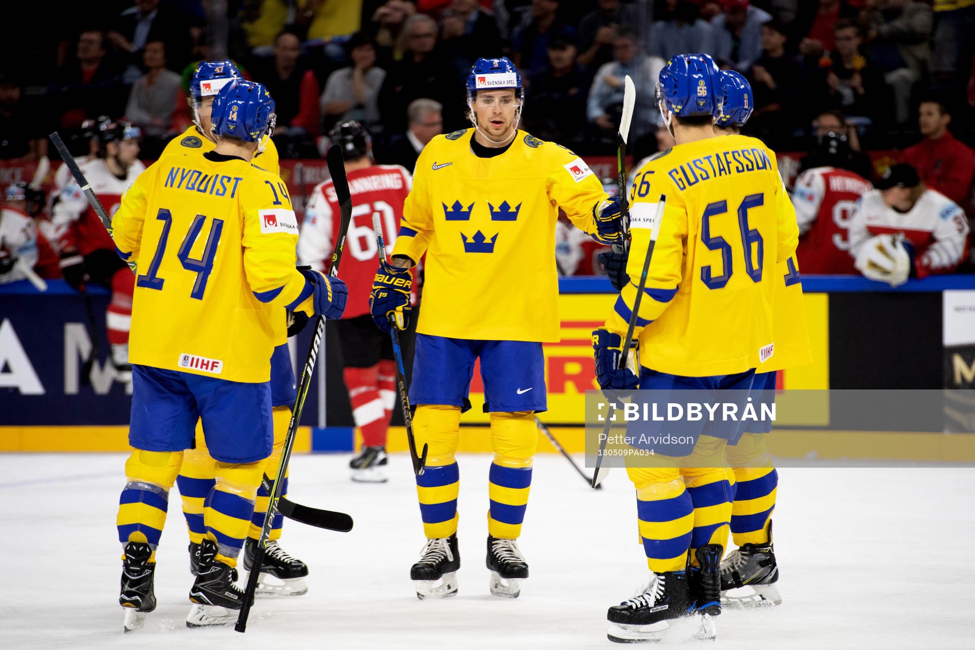 Sveriges Adrian Kempe jublar med lagkamrater