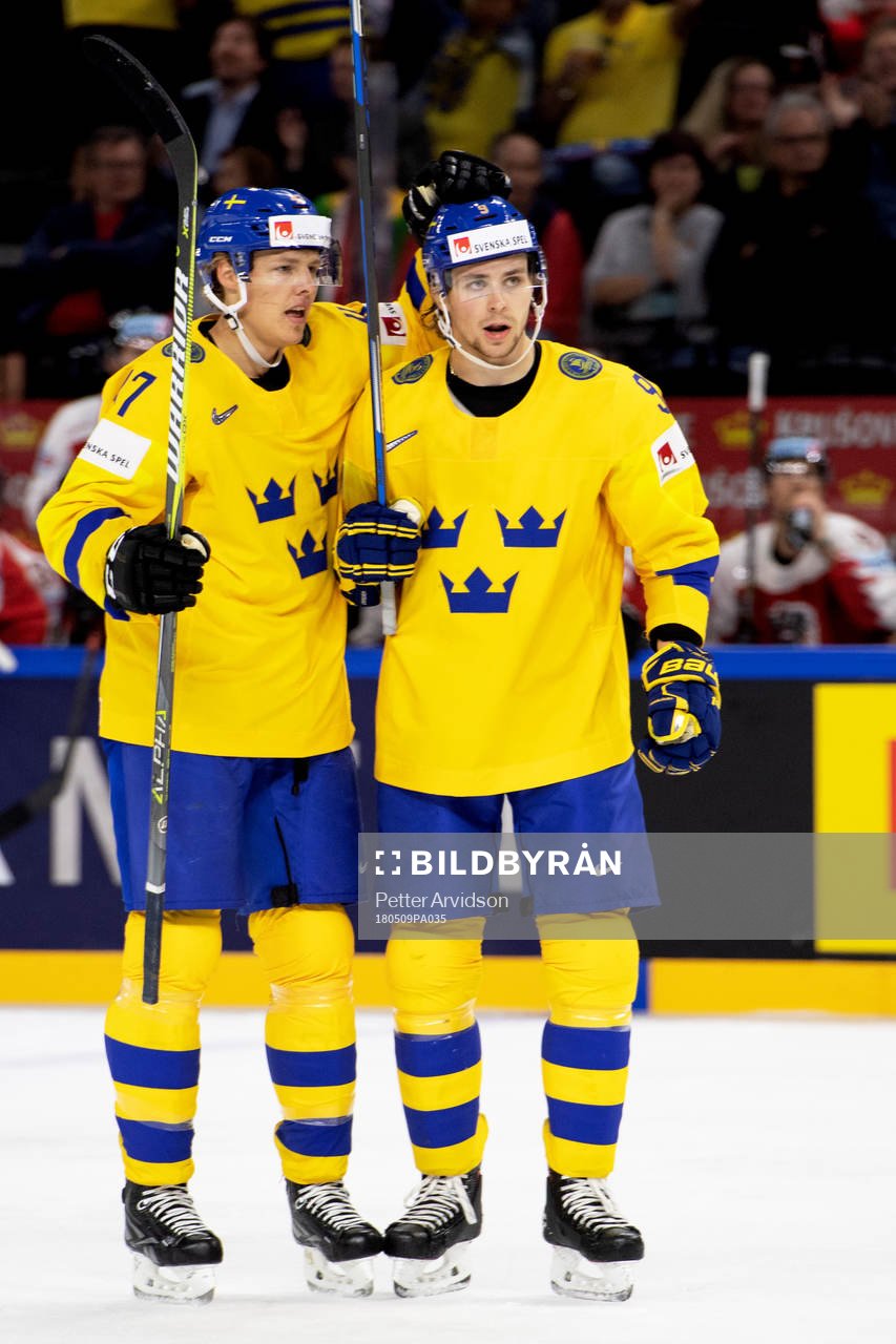 Sveriges Hampus Lindholm och Adrian Kempe jublar