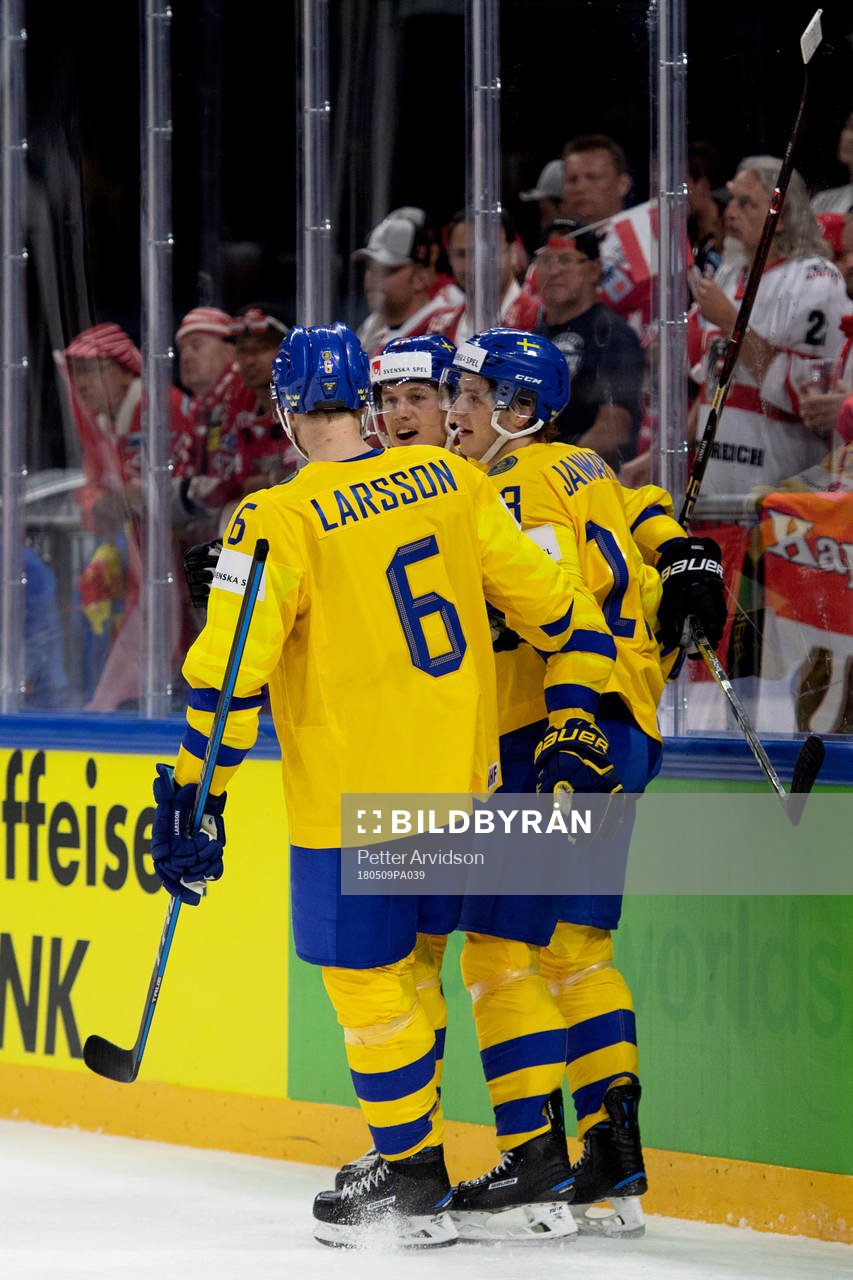 Sveriges Mattias Janmark jublar med lagkamrater