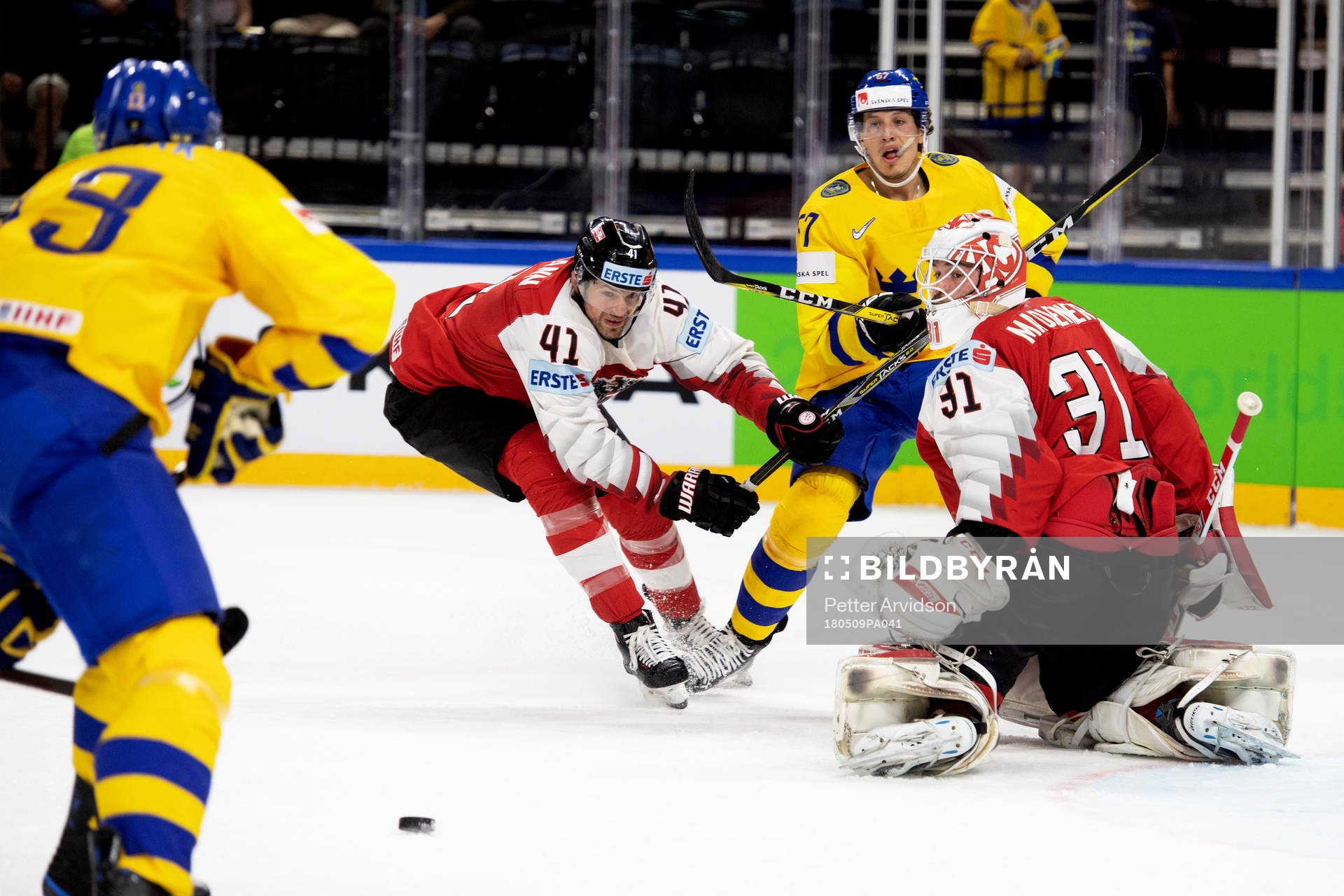Sveriges Rickard Rakell spelar fram Mattias Janmark (ej i