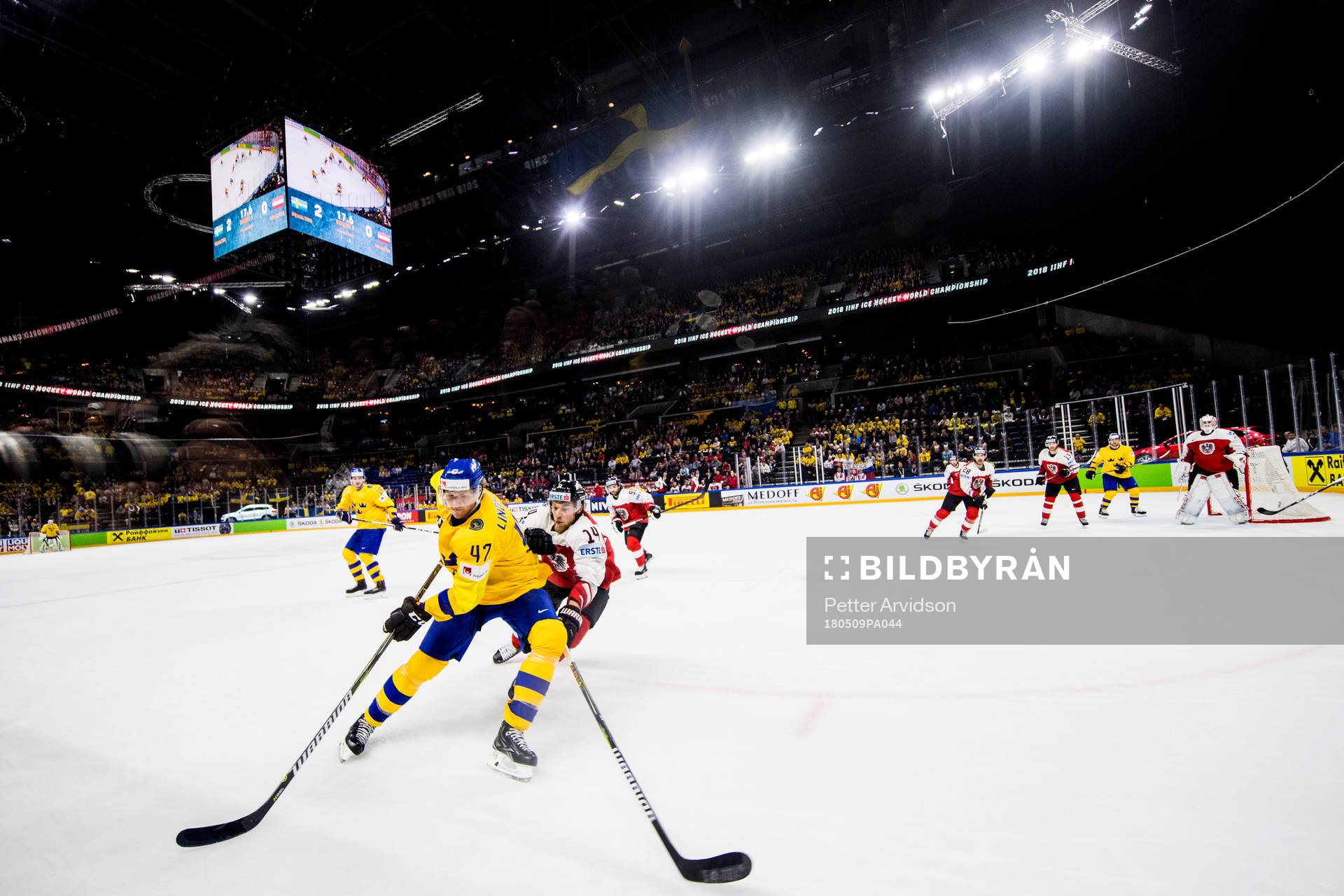 Sveriges Hampus Lindholm och Österrikes Dominic Zwerger