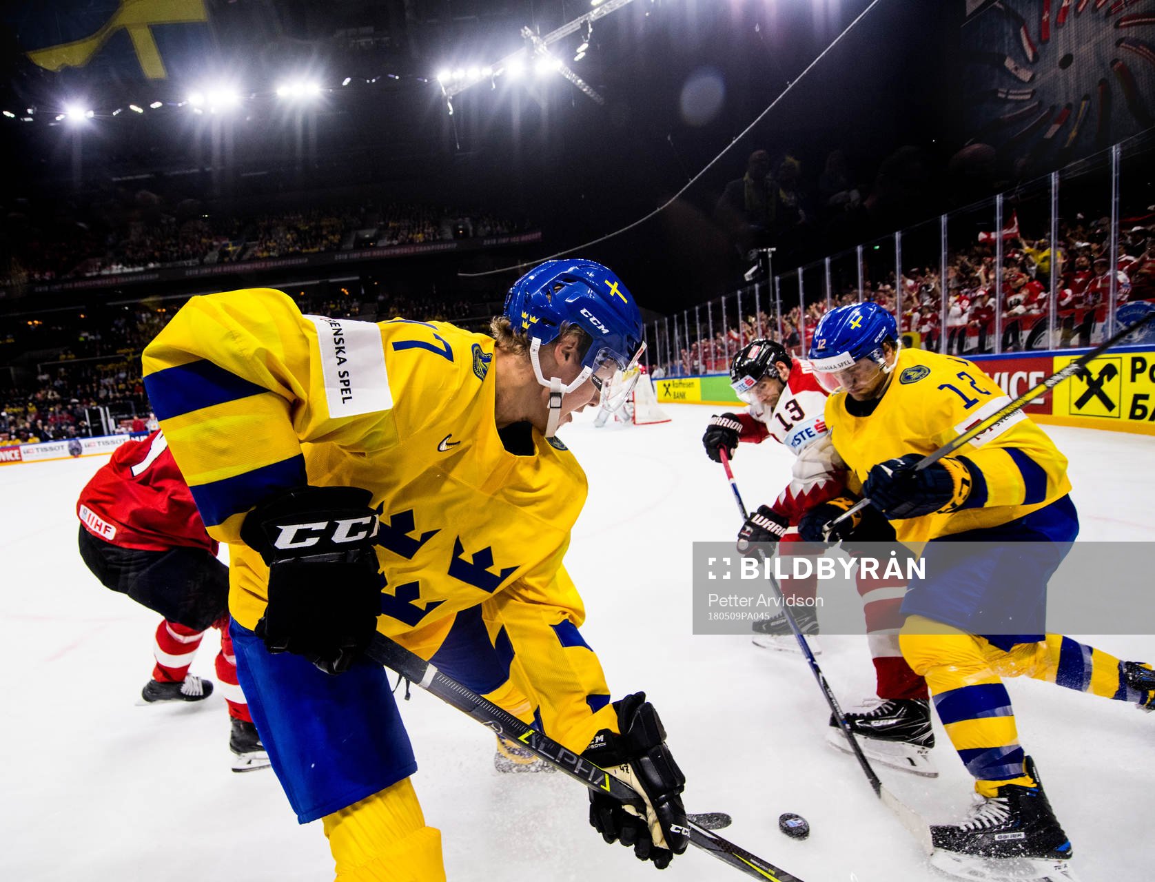 Sveriges Hampus Lindholm och Johan Larsson mot Österrikes