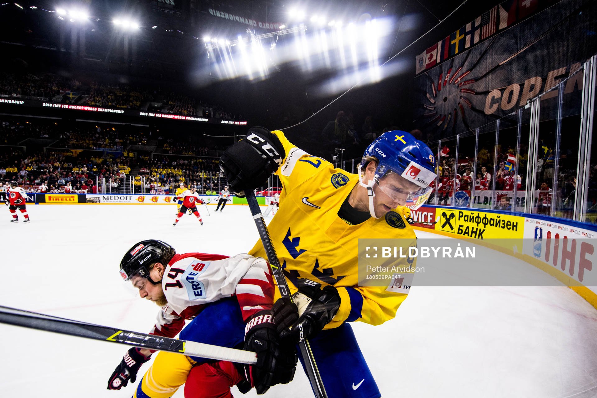 Sveriges Hampus Lindholm och Österrikes Dominic Zwerger