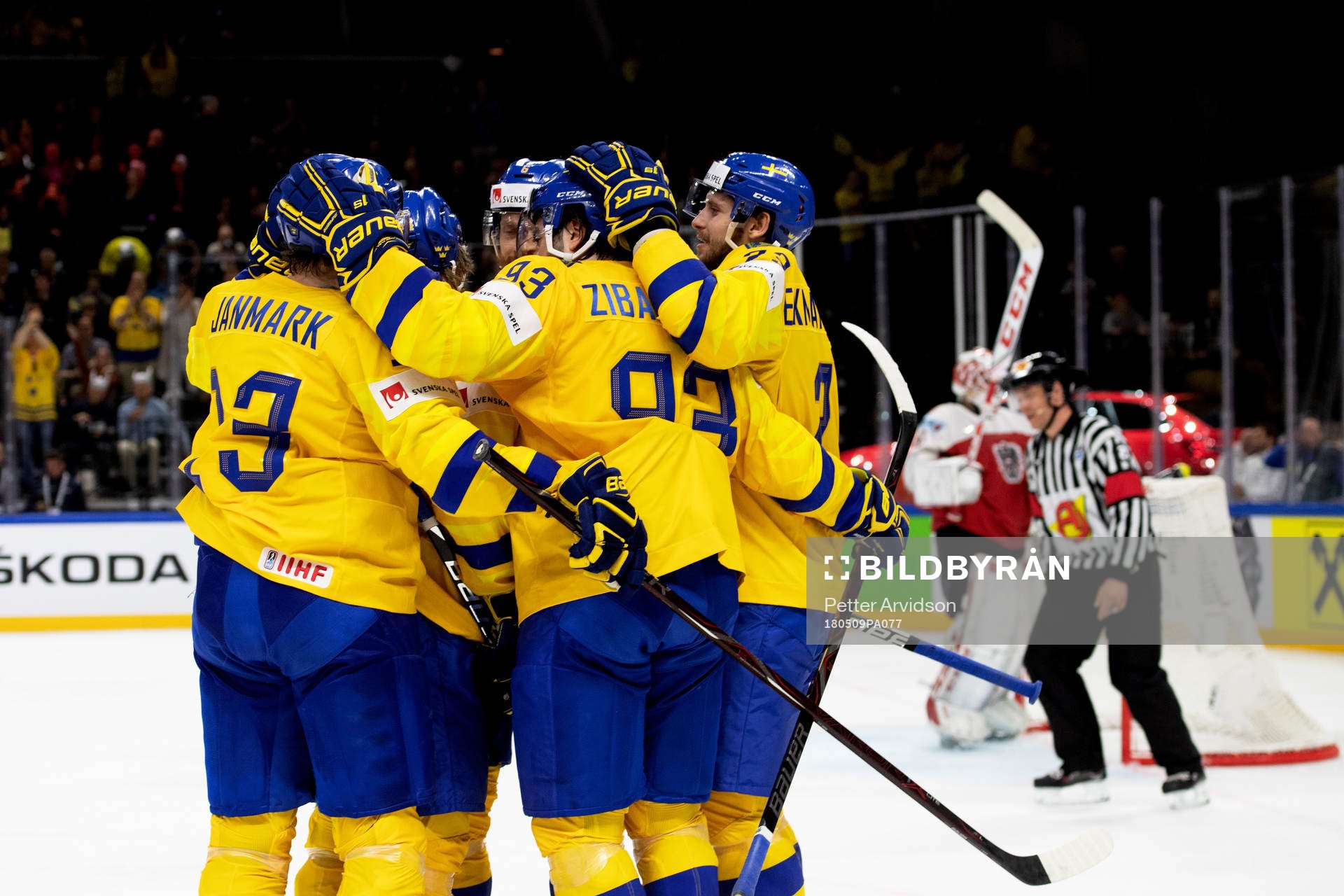 Sveriges Mika Zibanejad jublar med lagkamrater