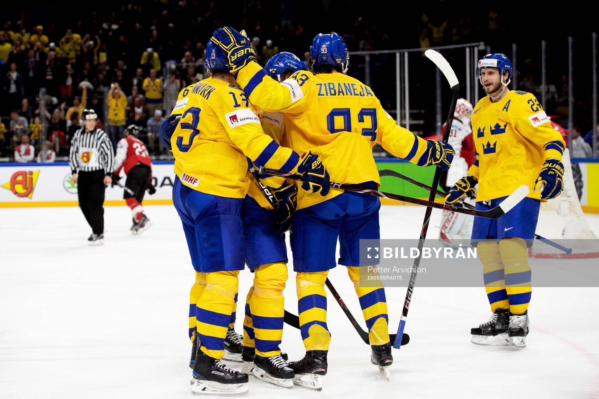 Sveriges Mika Zibanejad jublar med lagkamrater