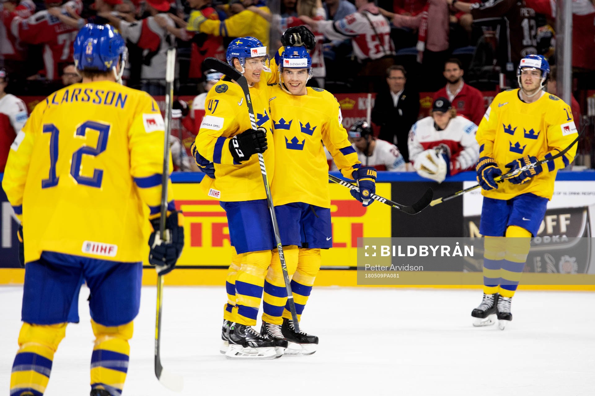 Sveriges Magnus Pääjärvi-Svensson jublar med lagkamrater