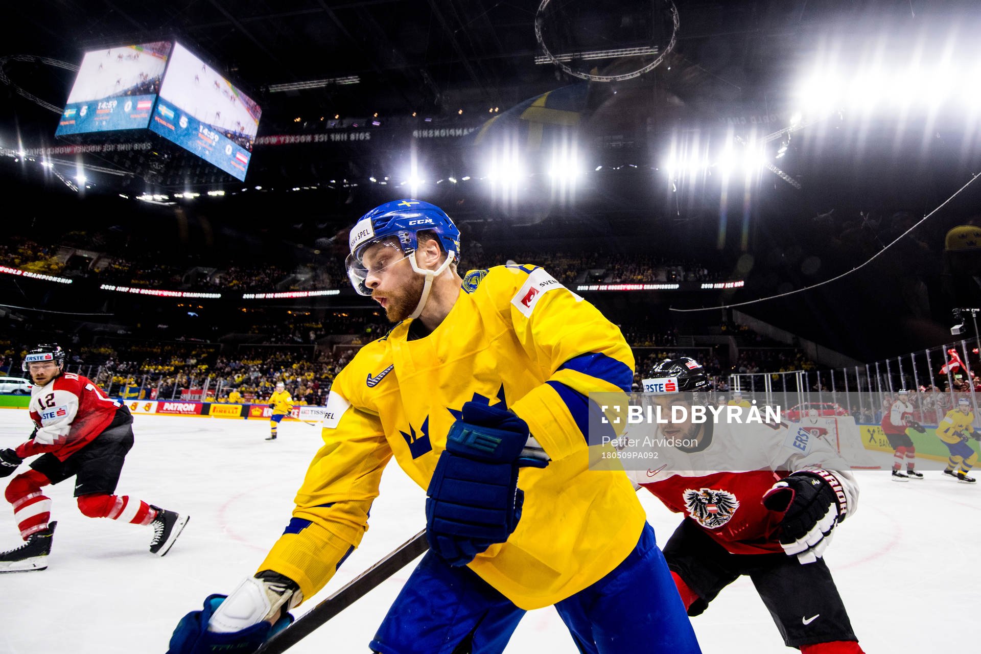 Sveriges Adam Larsson och Österrikes Mario Altman