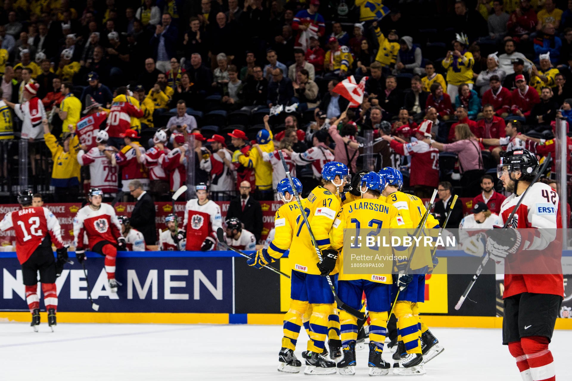 Sveriges spelare jublar