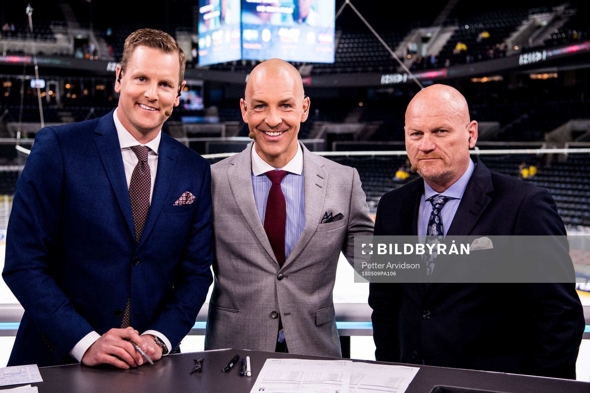 Programledare Niklas Jihde och experterna Håkan Södergren