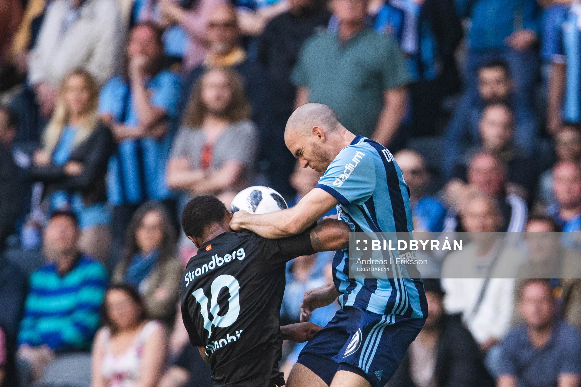 Malmö FFs Carlos Strandberg i kamp om bollen med