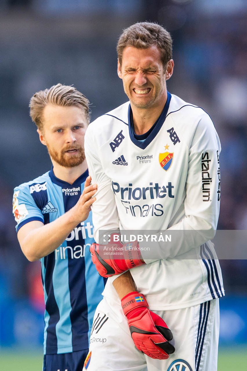 Djurgårdens målvakt Andreas Isaksson tar sig för armen