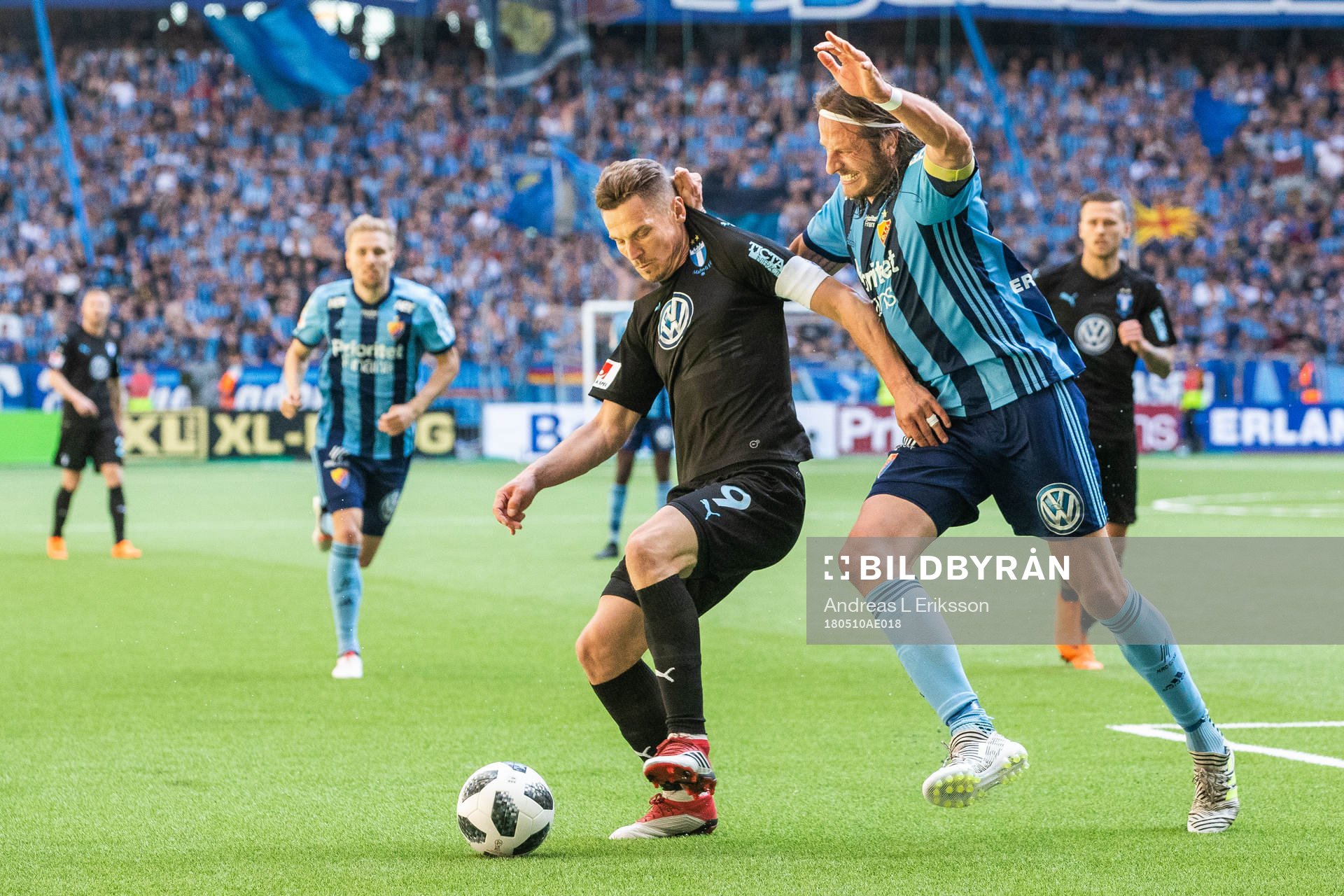Malmö FFs Markus Rosenberg i kamp om bollen med