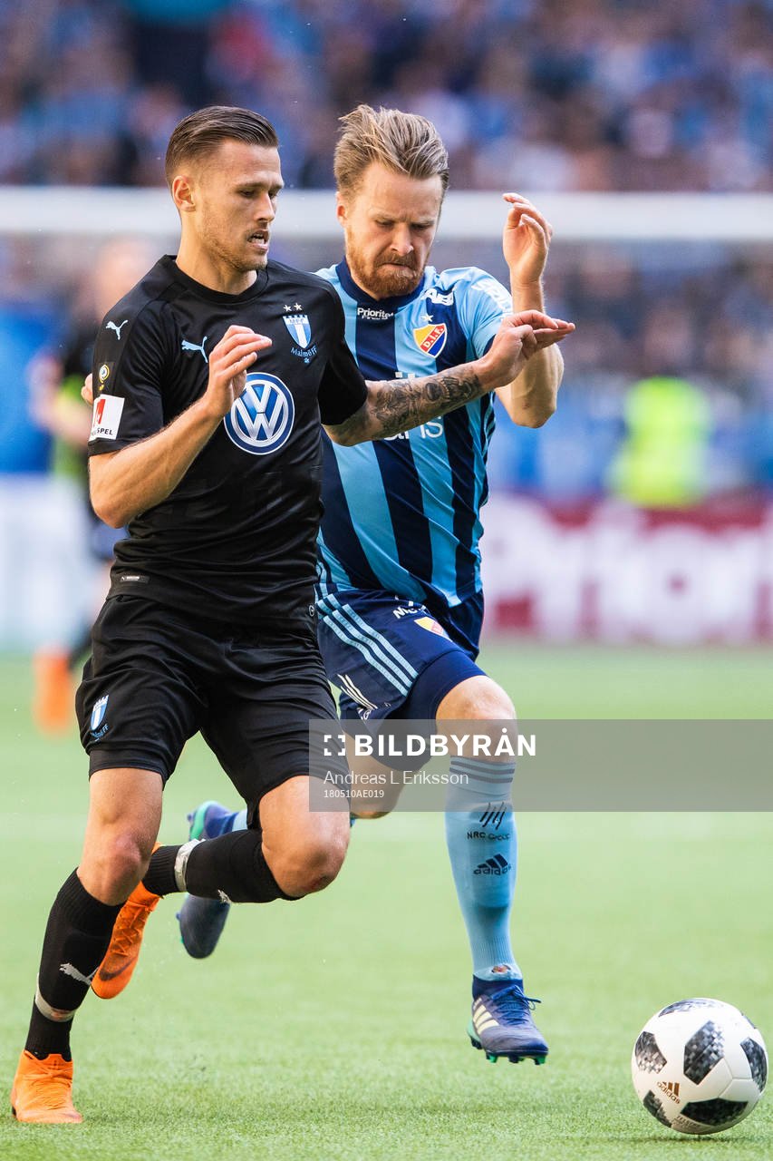 Malmö FFs Arnór Ingvi Traustason och Djurgårdens Jacob Une Larsson i kamp om bollen under finalen i Svenska cupen i fotboll mellan Djurgården och Malmö FF den 10 maj 2018 i Stockholm.