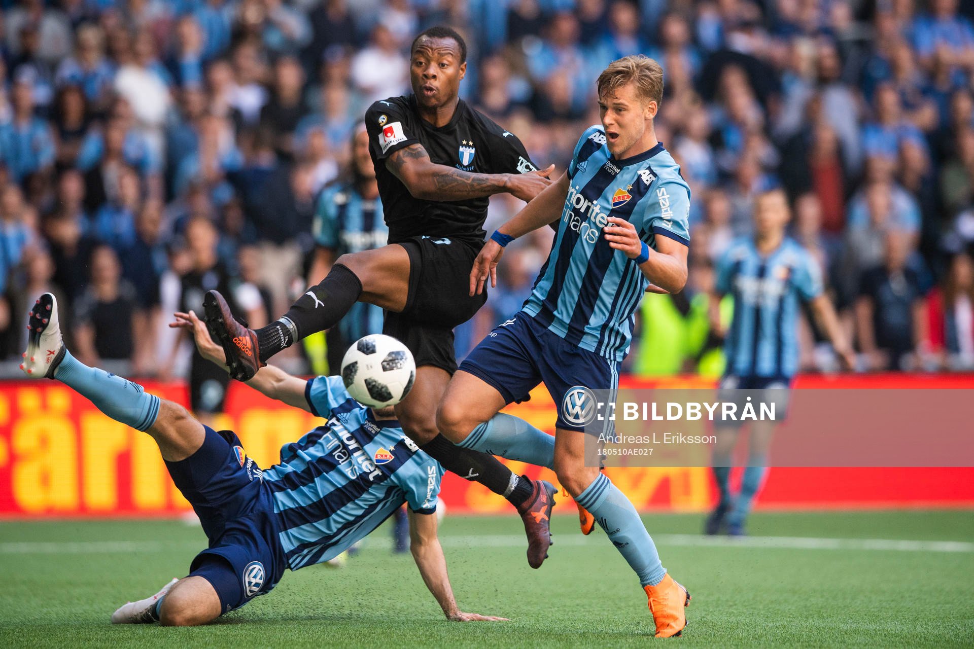 Djurgårdens Jonas Olsson och Felix Beijmo i kamp med Malmö FFs Carlos Strandberg under finalen i Svenska cupen i fotboll mellan Djurgården och Malmö FF den 10 maj 2018 i Stockholm.