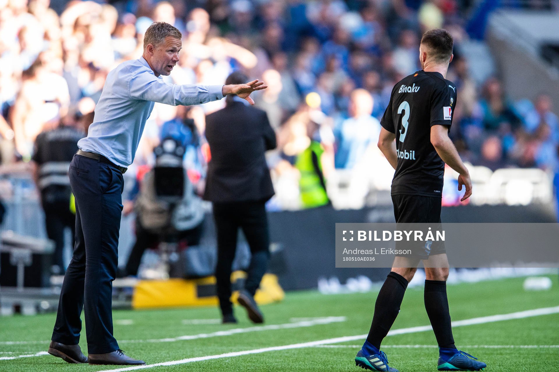 Malmö FFs tränare Magnus Pehrsson instruerar Malmö FFs