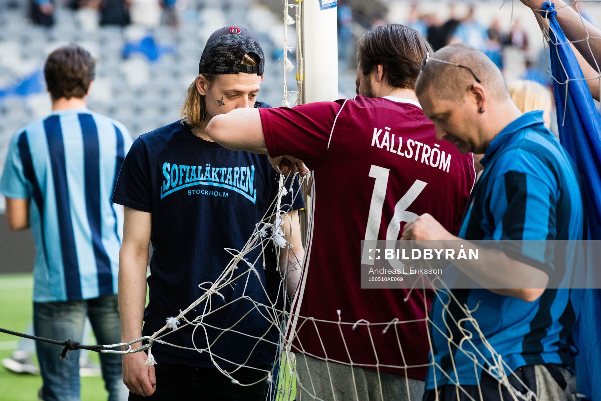 Djurgårdens supportrar plockar delar av ena målet