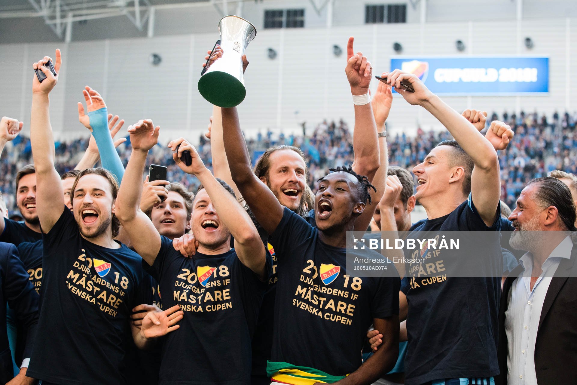 Djurgårdens Philana Tinotenda Kadewere jublar med pokalen
