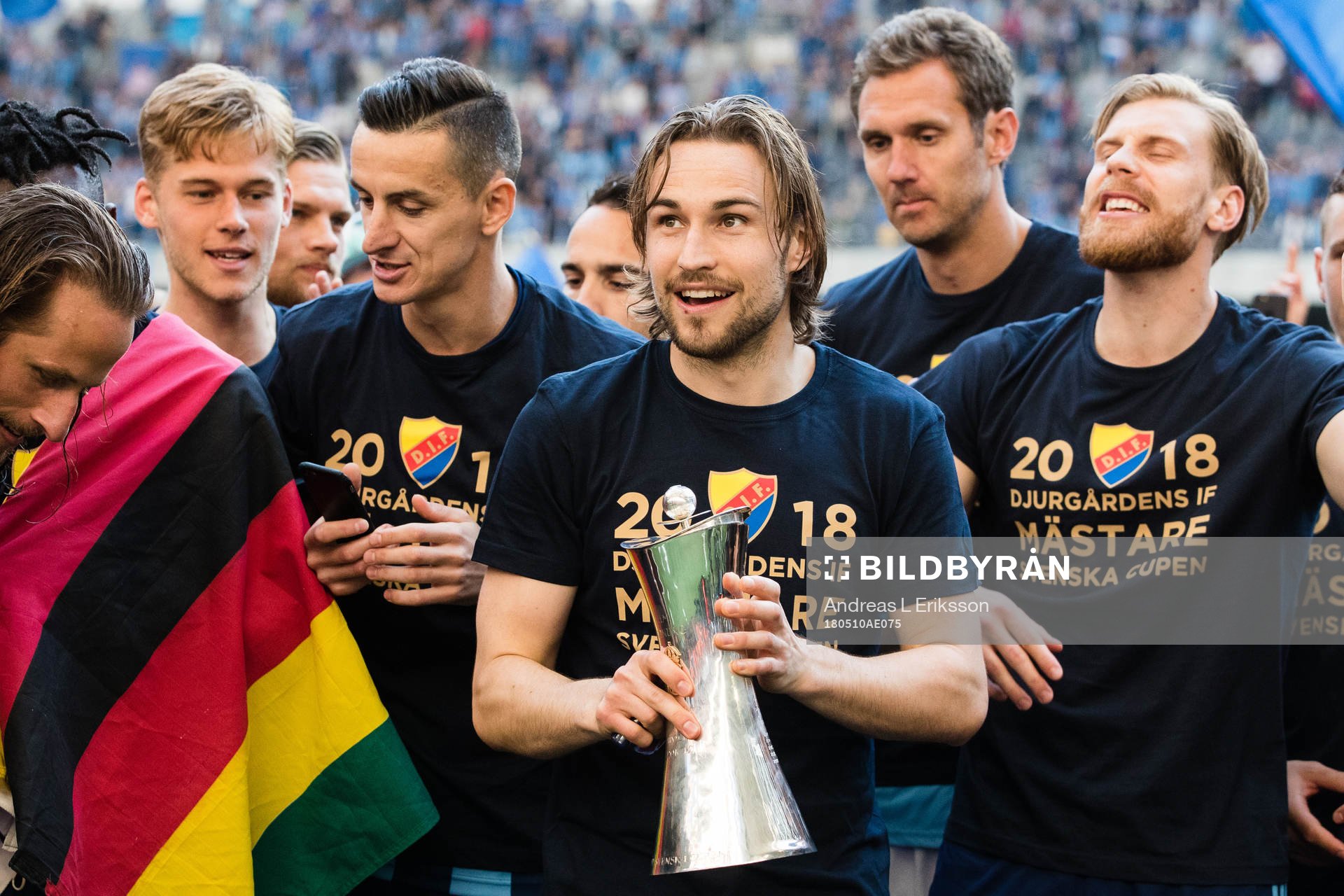 Djurgårdens Kevin Walker jublar med pokalen