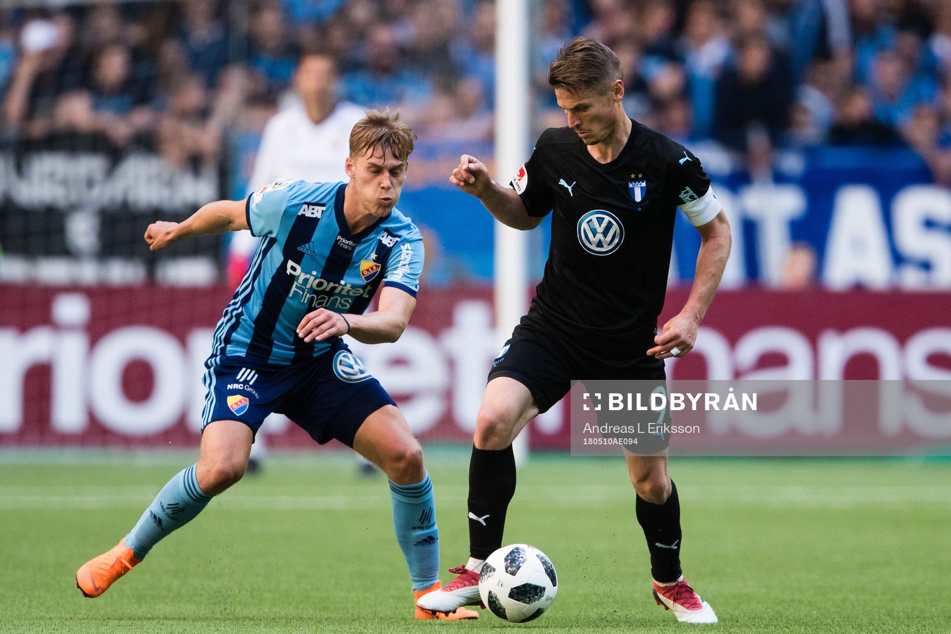 Djurgårdens Felix Beijmo i kamp om bollen med Malmö FFs
