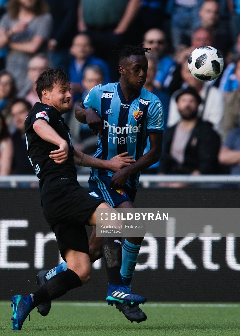 Malmö FFs Eric Larsson i kamp om bollen med Djurgårdens Philana Tinotenda Kadewere under finalen i Svenska Cupen i fotboll mellan Djurgården och Malmö FF den 10 maj 2018 i Stockholm.