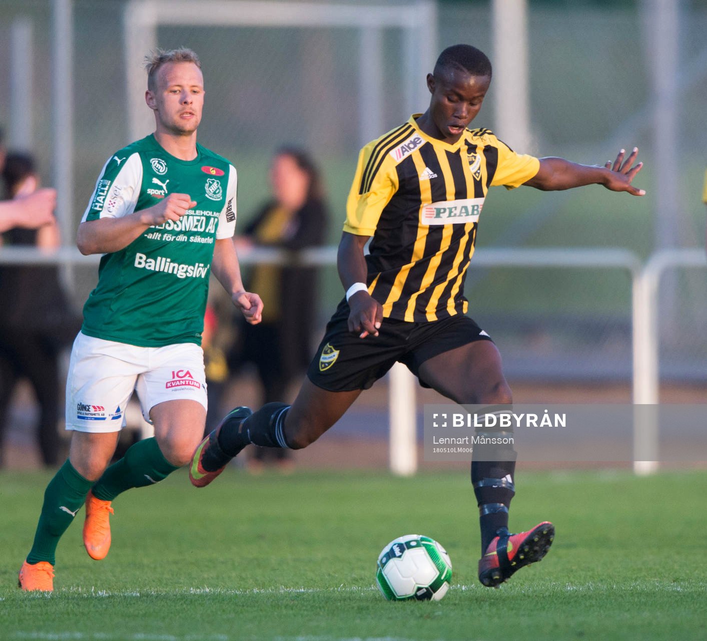 IFK Hässleholms Carl Mujaguzi i matchen i division 2