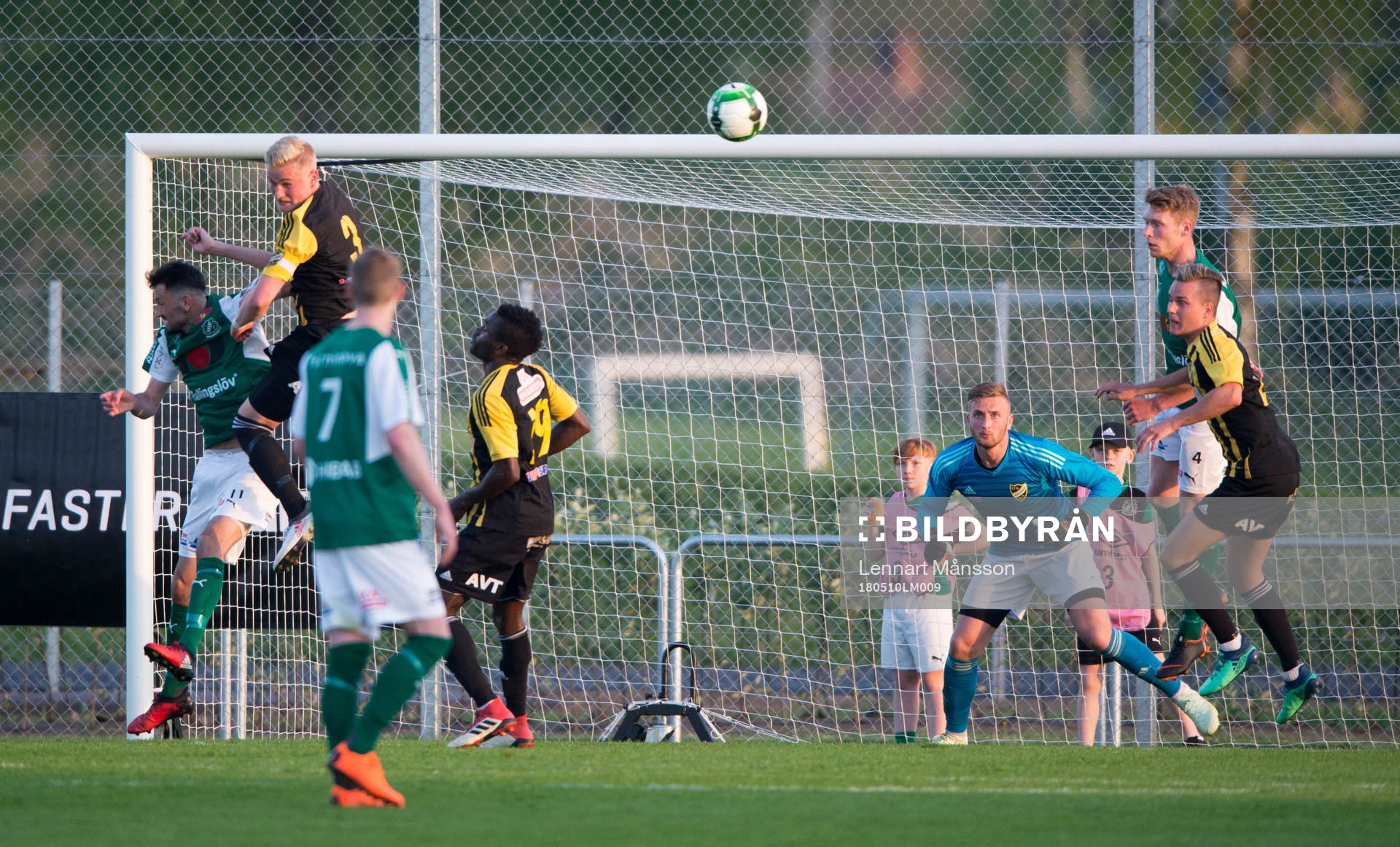 IFK Hässleholms Linus Svensson rensar i matchen i division