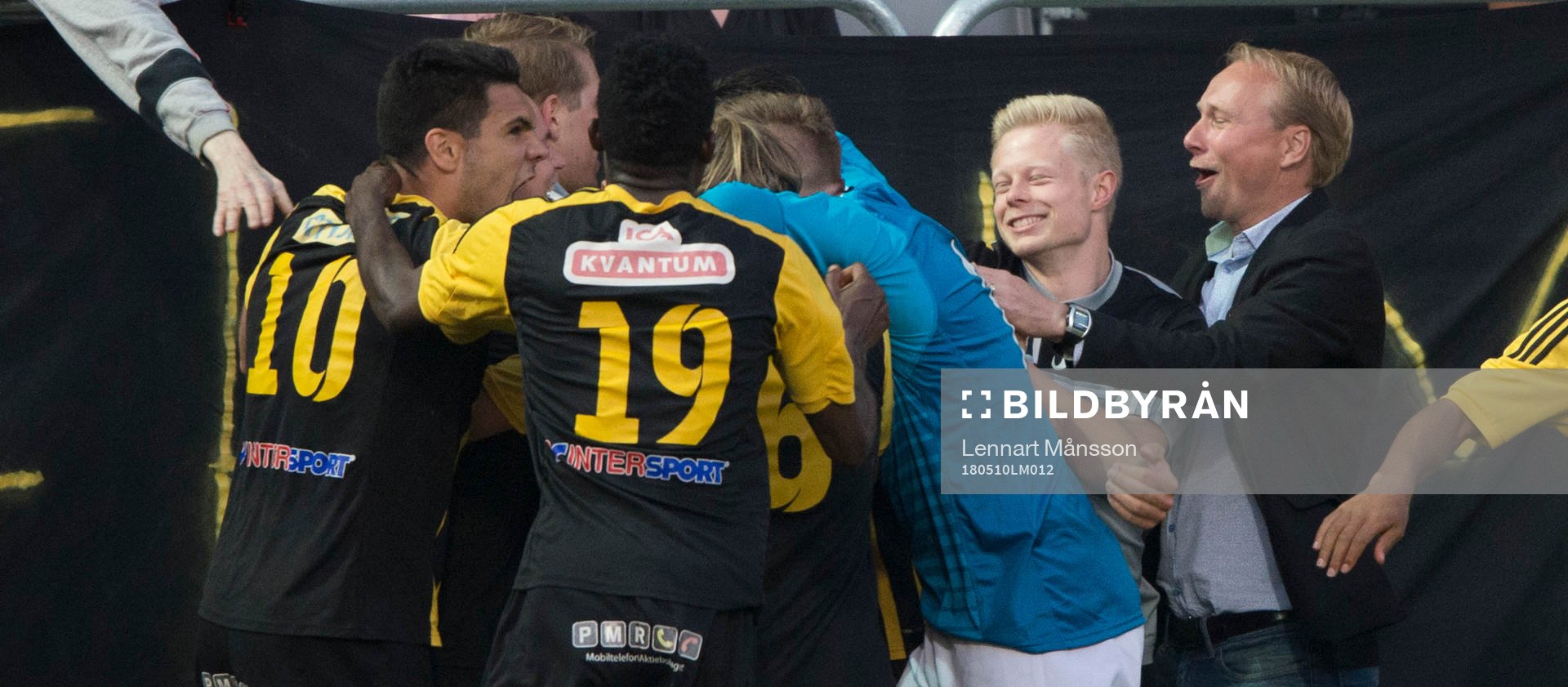IFK Hässleholms Filip Ranmo har gjort mål och jublar med