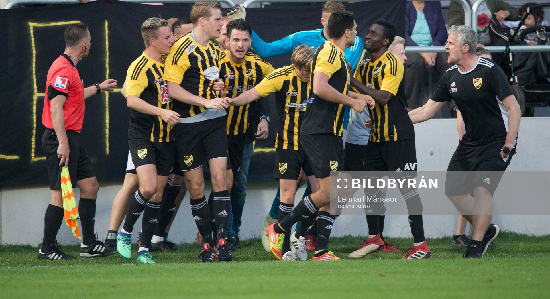 IFK Hässleholms Filip Ranmo har gjort mål och jublar med gänget och supportrarna i matchen i division 2 mellan Hässleholms IF och IFK Hässleholm i Hässleholm 10 maj 2018.