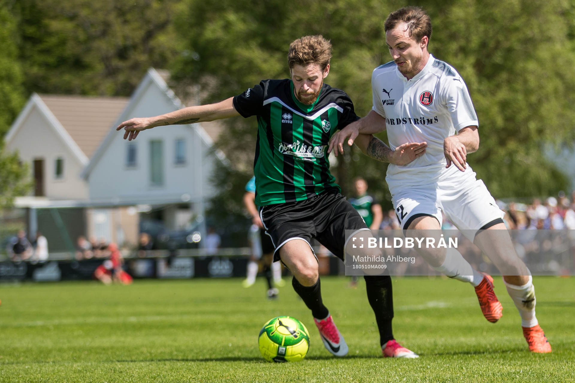 Högaborgs Jesper Lernesjö och Hittarps Andre Kopfinger under fotbollsmatchen i Division 2 mellan Hittarp och Högaborg den 10 maj 2018 i Helsingborg.