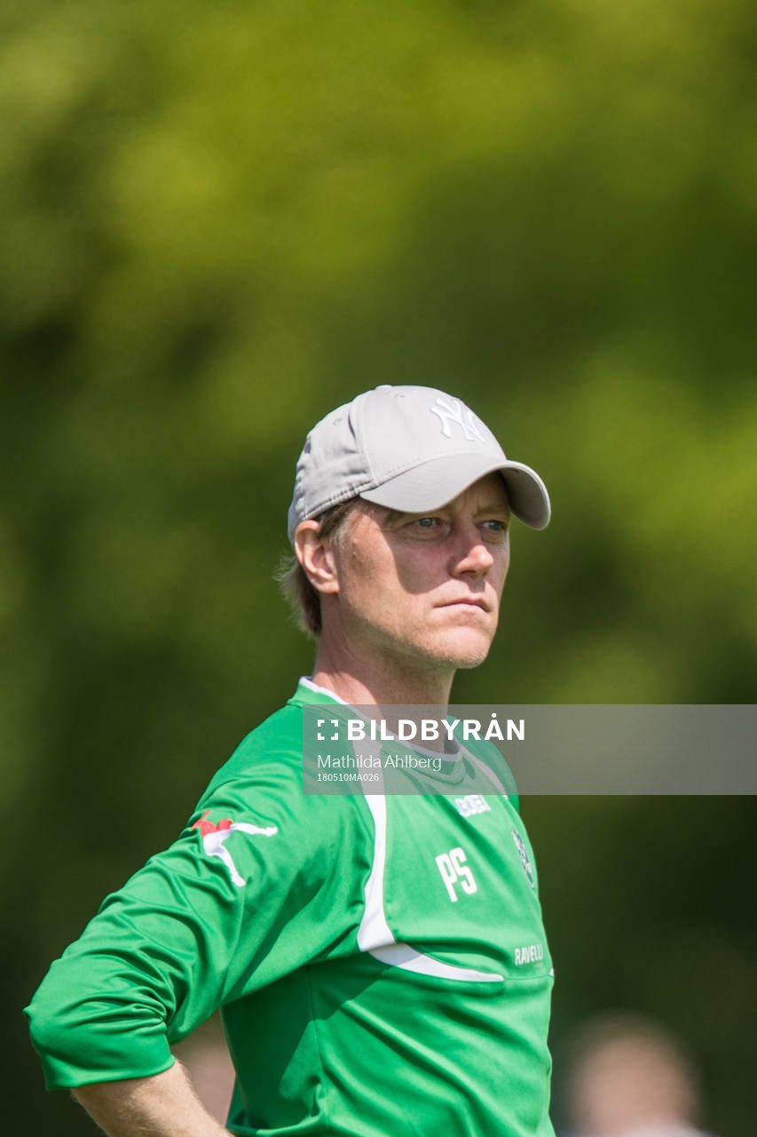  Högaborgs tränare Patrik Sundström under fotbollsmatchen i Division 2 mellan Hittarp och Högaborg den 10 maj 2018 i Helsingborg.