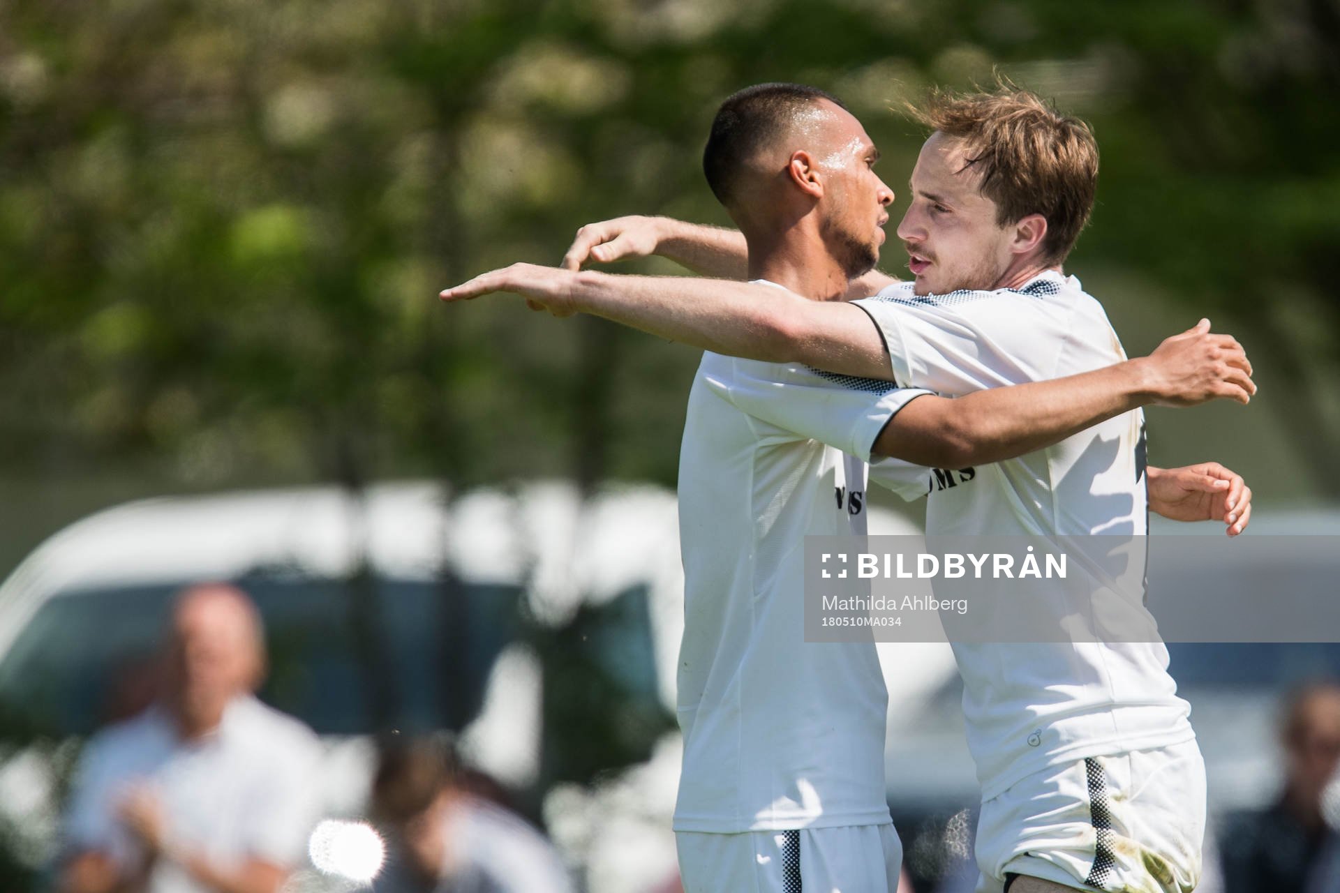 Hittarps Sumar Almadjed och Andre Kopfinger jublar under fotbollsmatchen i Division 2 mellan Hittarp och Högaborg den 10 maj 2018 i Helsingborg.