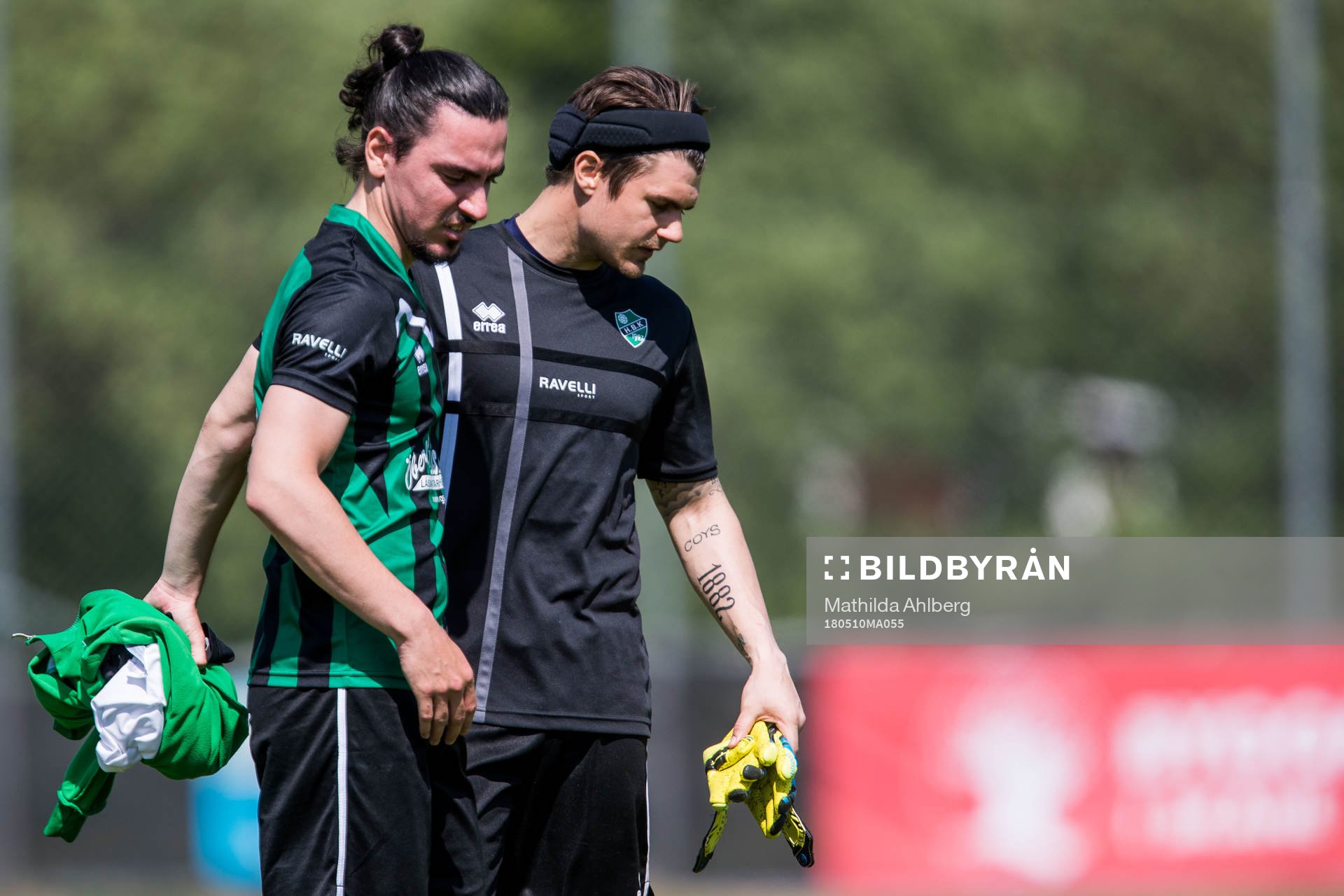 Högaborgs Arton Jashari och målvakt Jesper Birkfeldt under fotbollsmatchen i Division 2 mellan Hittarp och Högaborg den 10 maj 2018 i Helsingborg.