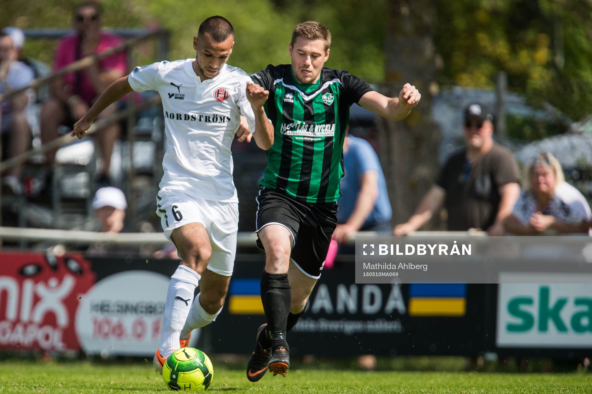 Hittarps Sumar Almadjed och Högaborgs Erik Andersson under fotbollsmatchen i Division 2 mellan Hittarp och Högaborg den 10 maj 2018 i Helsingborg.
