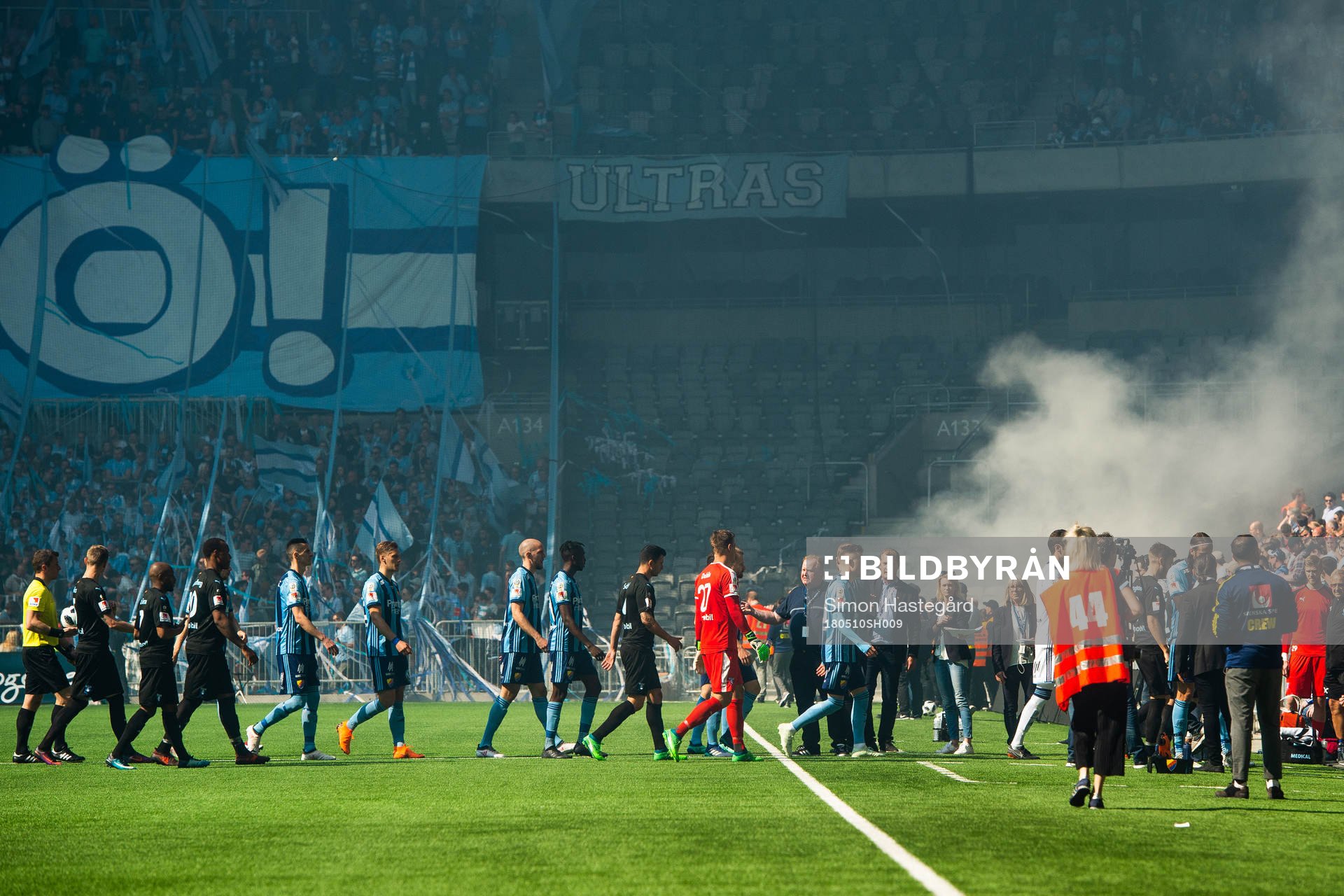 Spelarna lämnar plan då avspark skjutits upp
