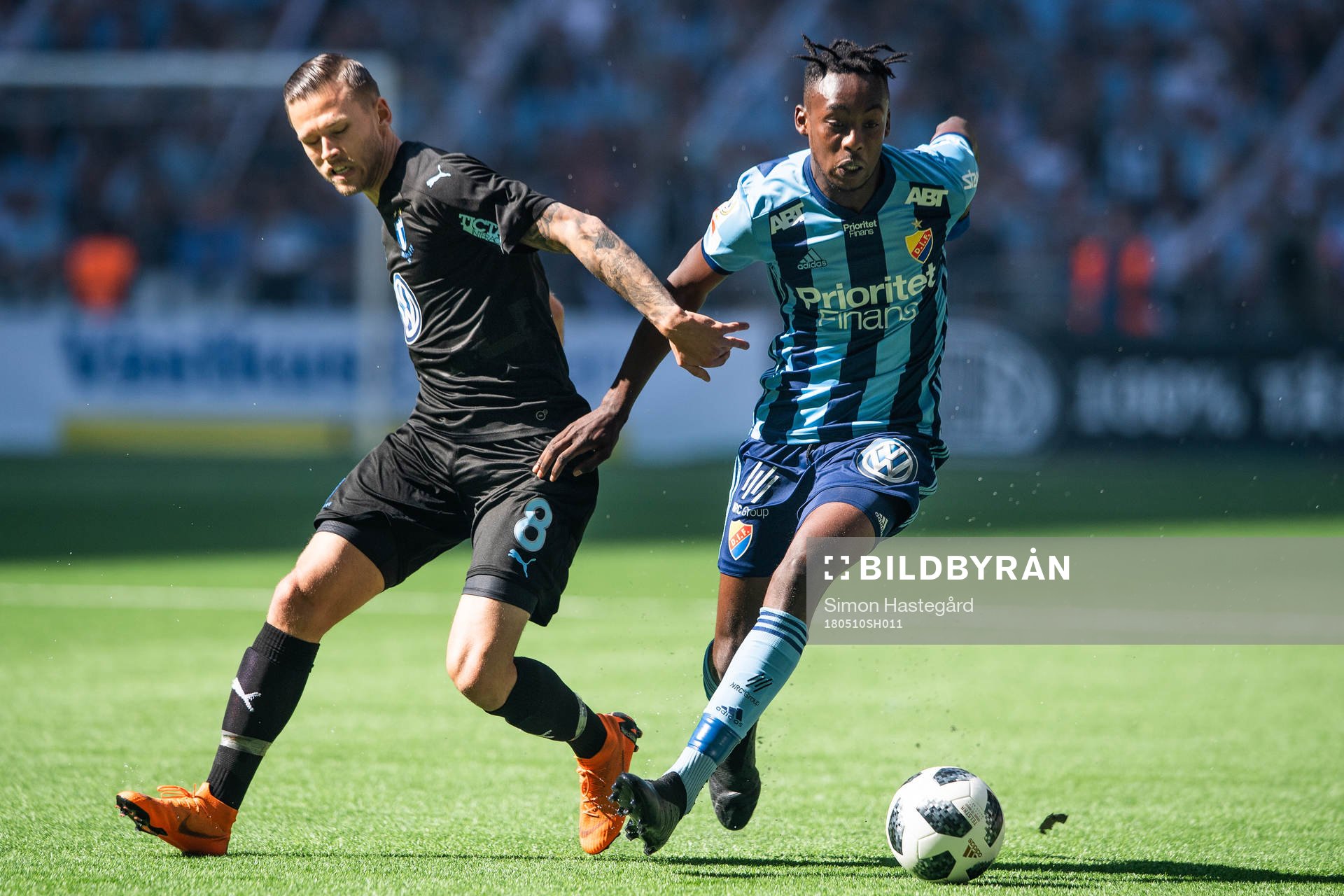 Malmö FFs Arnór Ingvi Traustason och Djurgårdens Philana